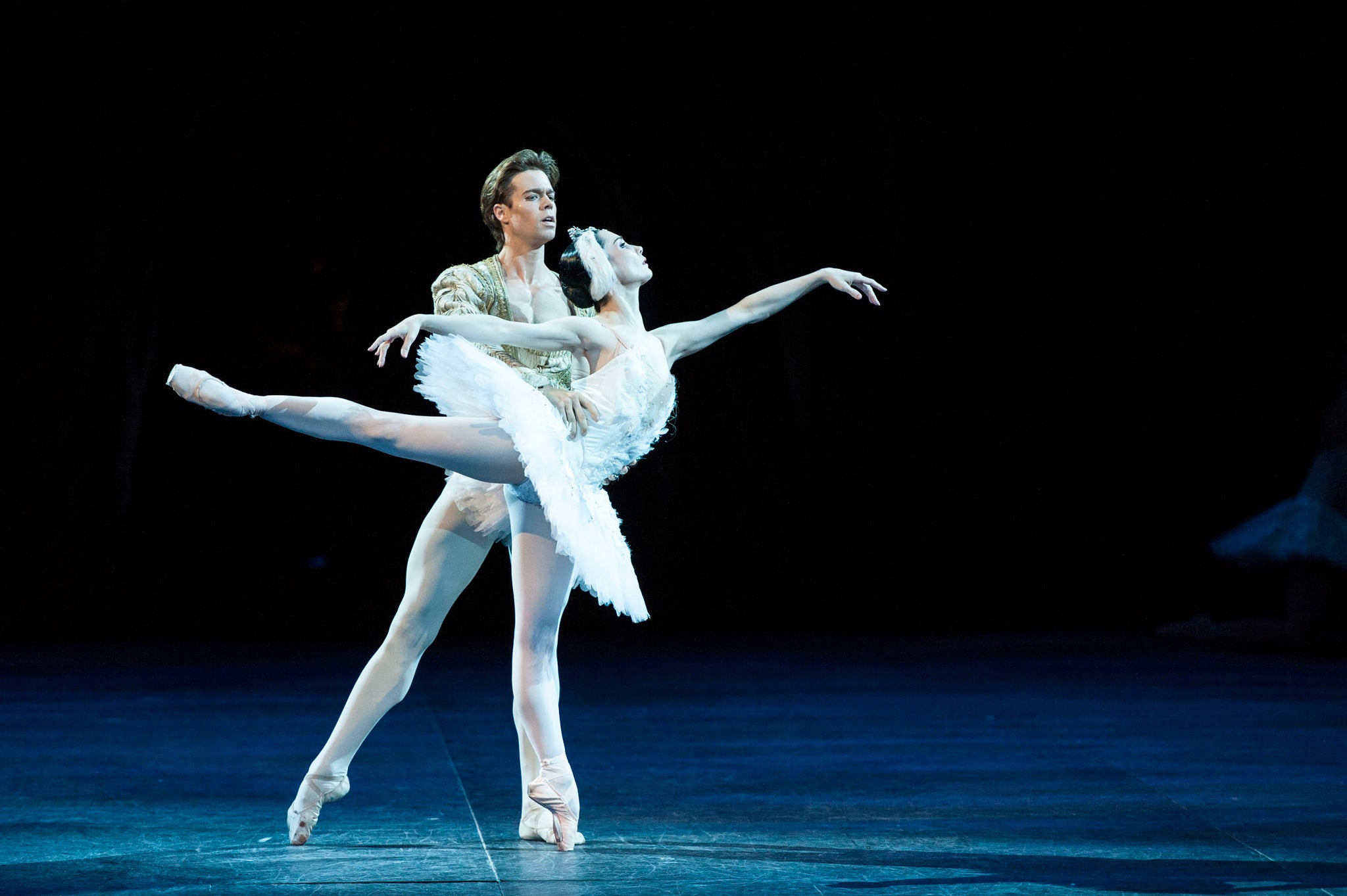 Tamara Rojo and Matthew Golding in Swan Lake in the round at the Royal Albert Hall