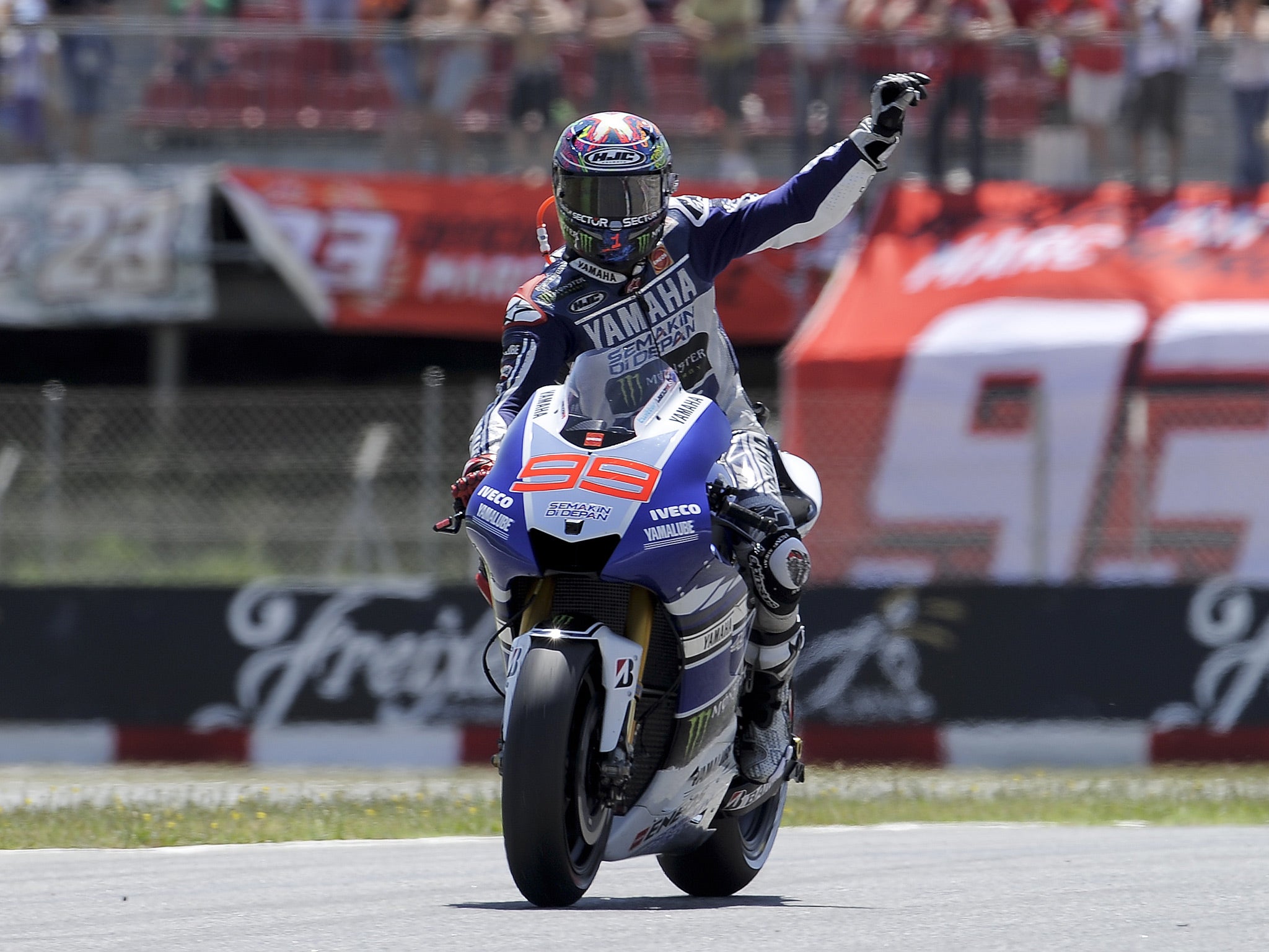 Jorge Lorenzo salutes the Barcelona crowd