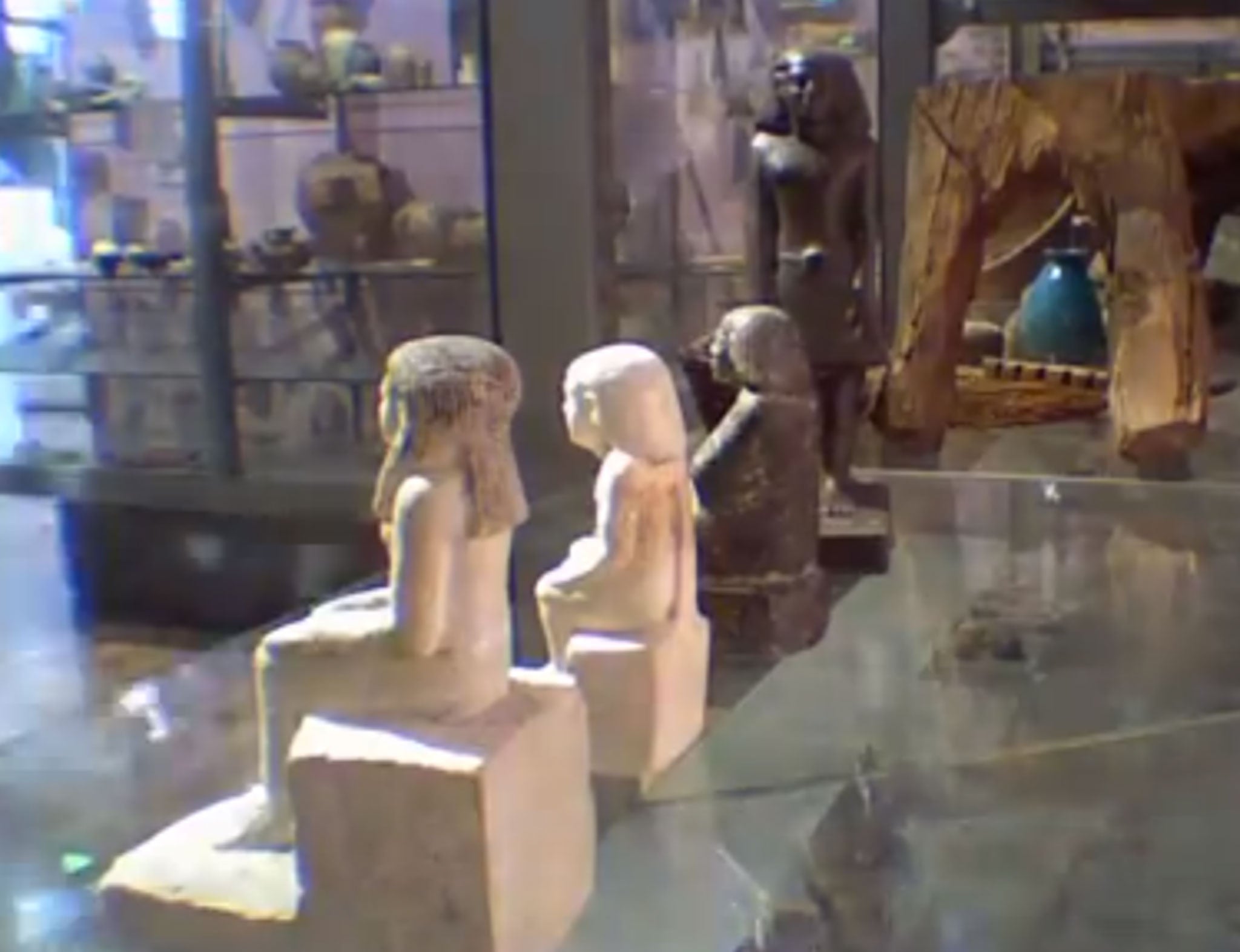 The video clearly shows the statue rotating