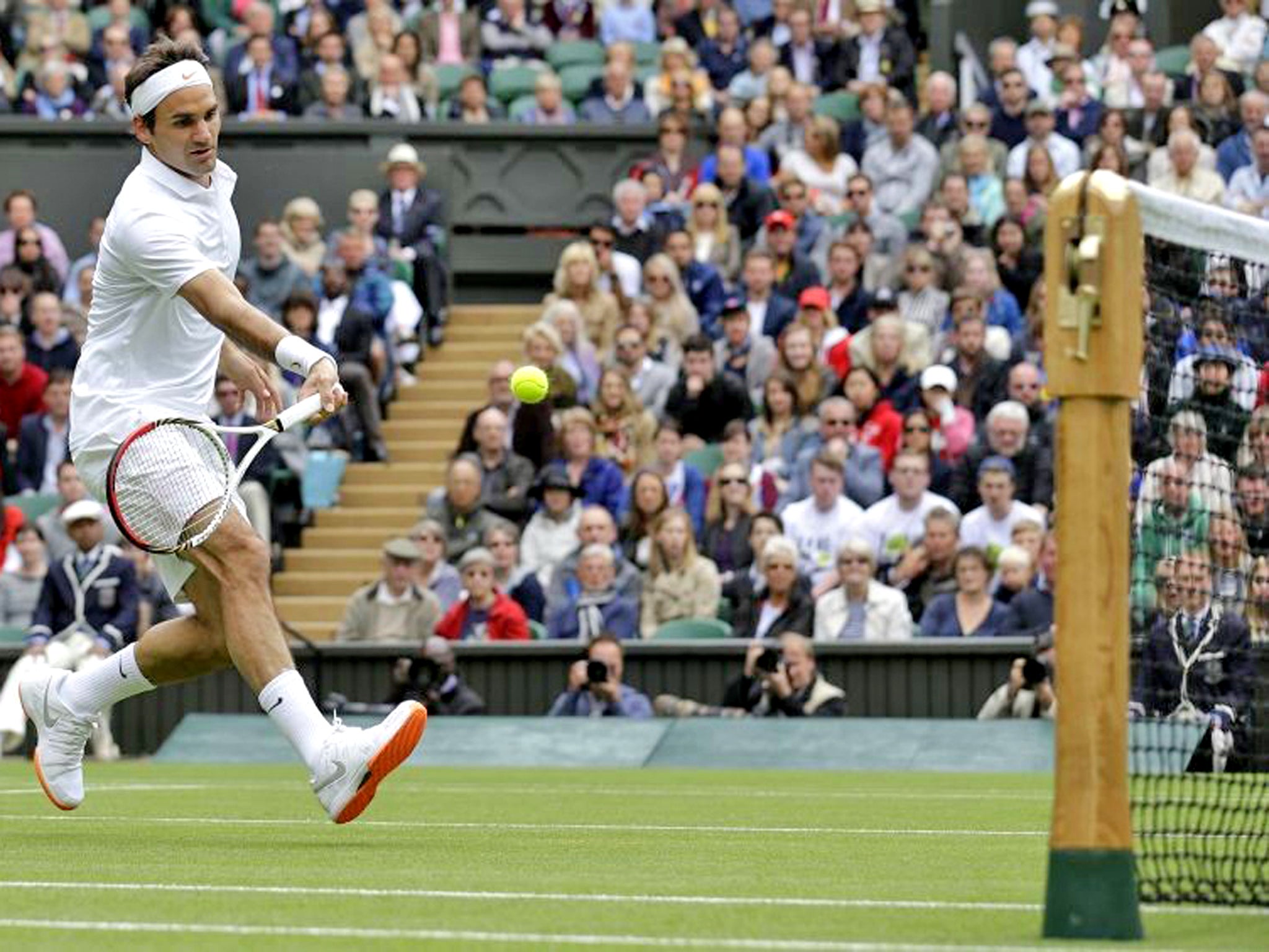 Roger Federer is through to the second round after 6-3 6-2 6-0 win over Victor Hanescu