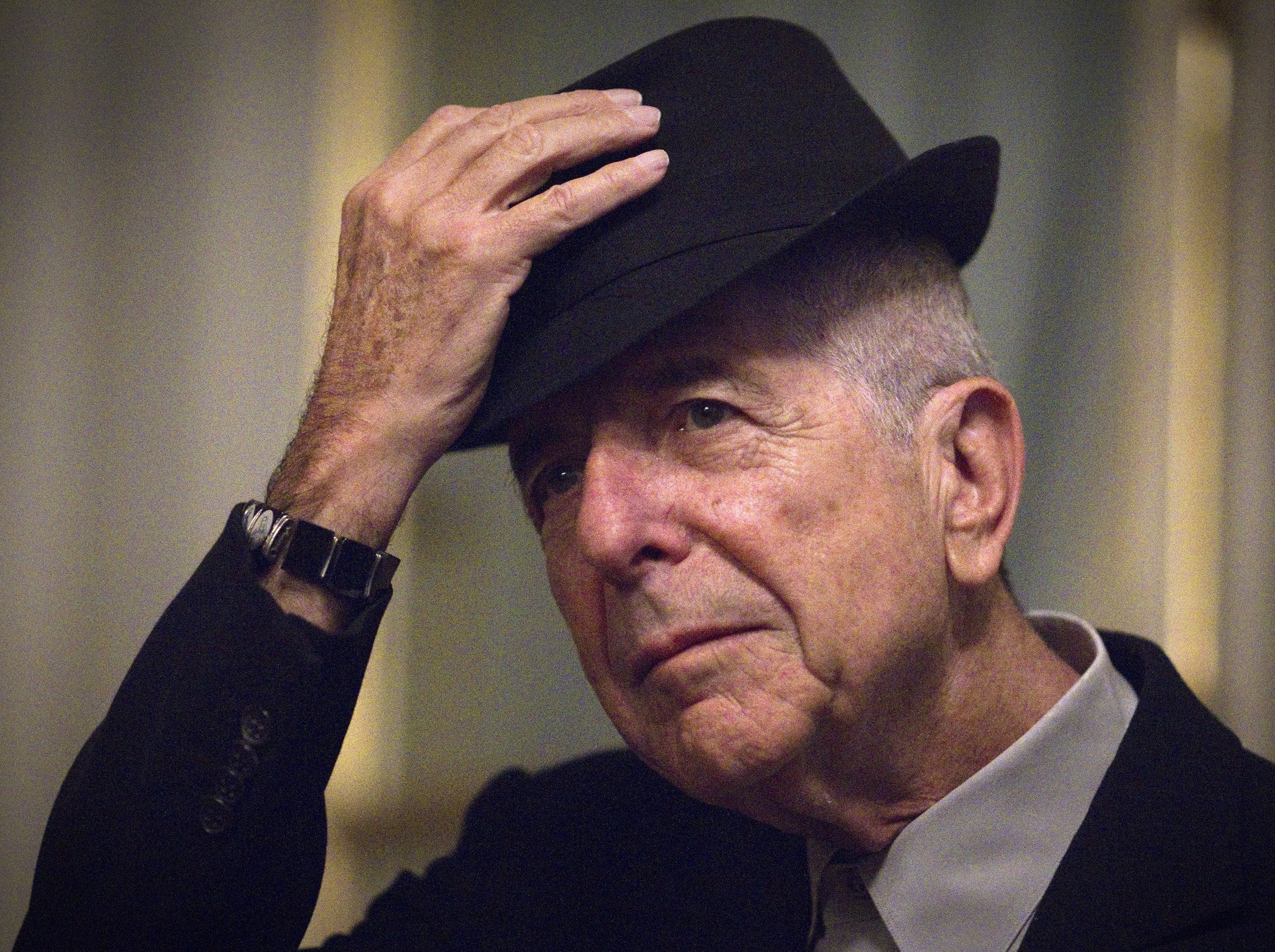 Canadian singer and poet Leonard Cohen takes off his hat to salute on January 16, 2012 in Paris.