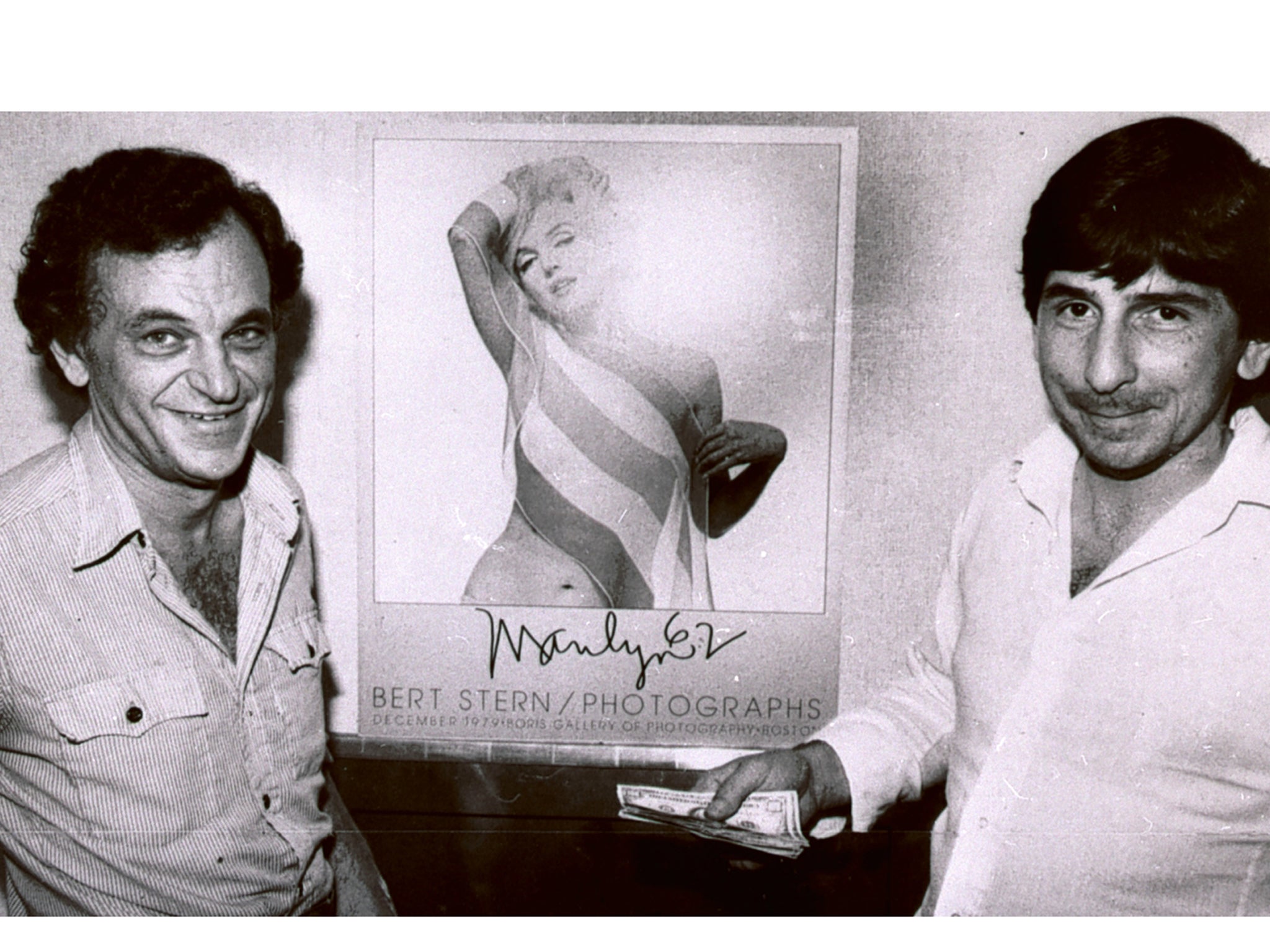 Stern, left, gives John Vassos a $5,000 reward in 1981 for returning Stern's Marilyn Monroe pictures which had been stolen earlier that year