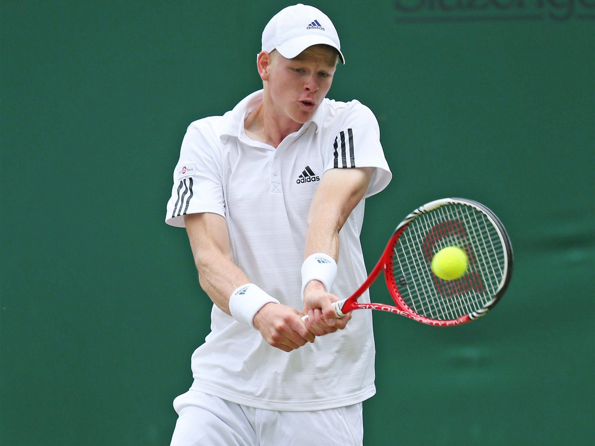 Kyle Edmund on his way to victory over Jonny O’Mara