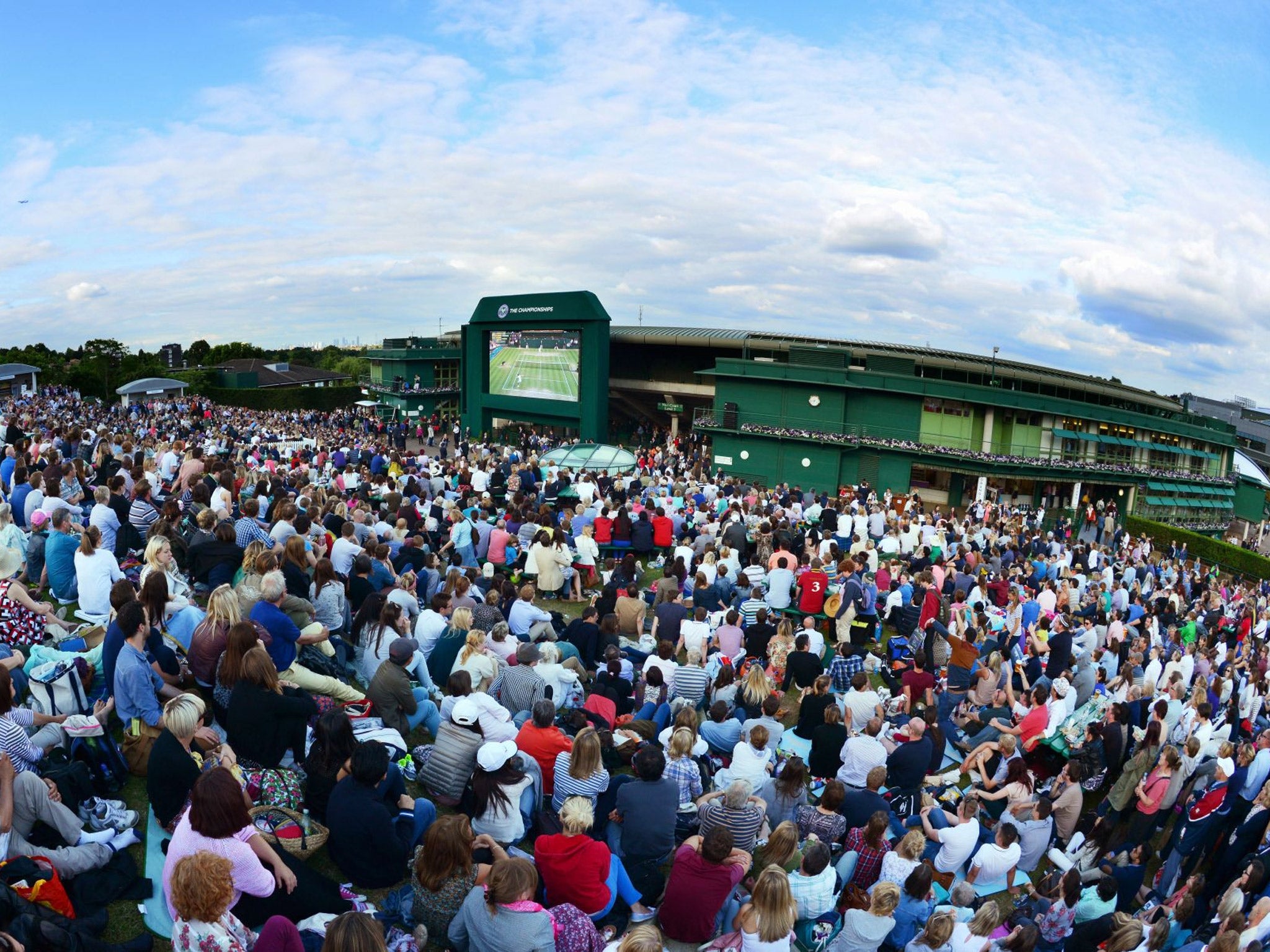 Fans pack Murray Mound to cheer on the British number one