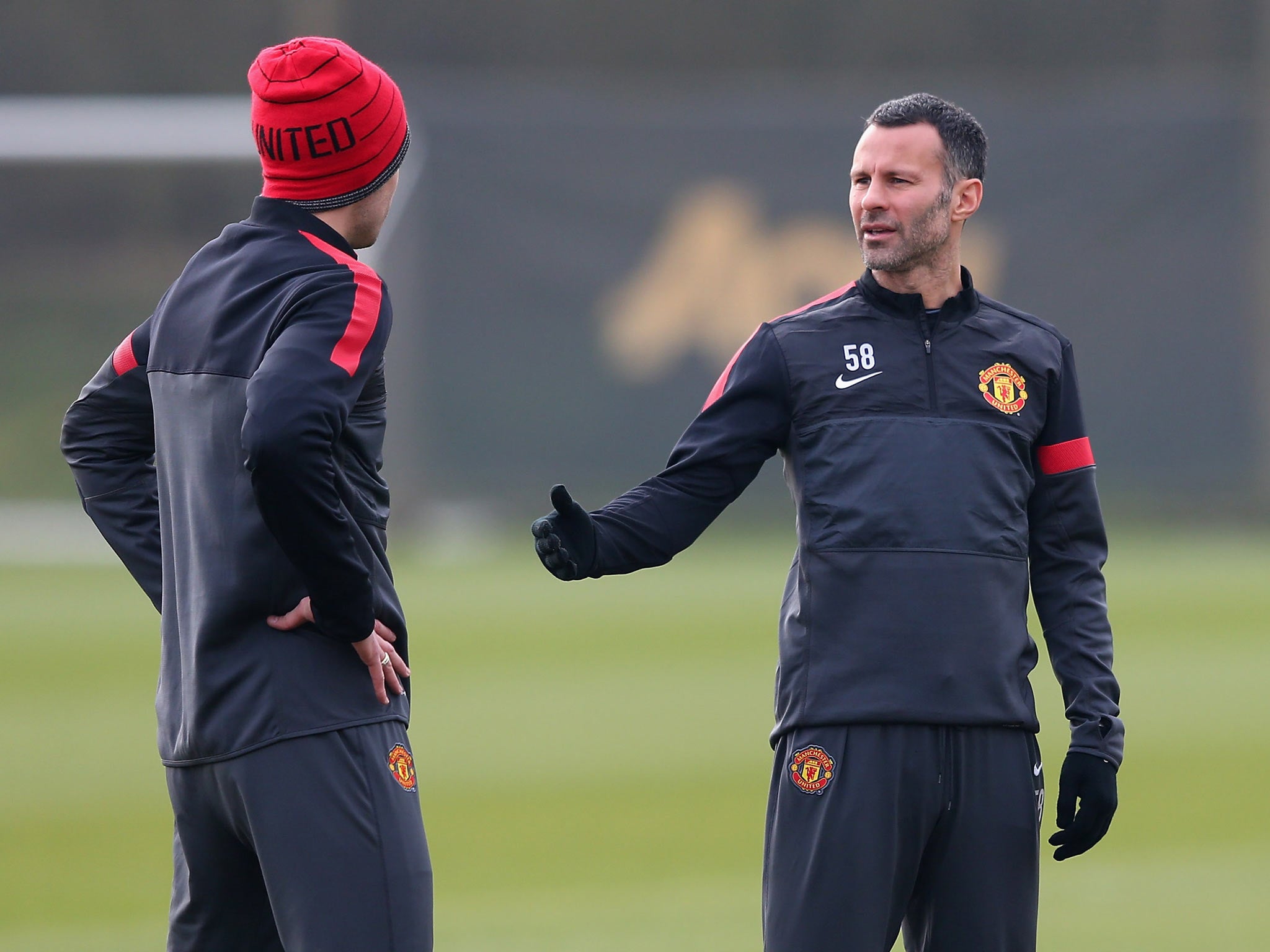 Ryan Giggs gives instructions to Robin van Persie