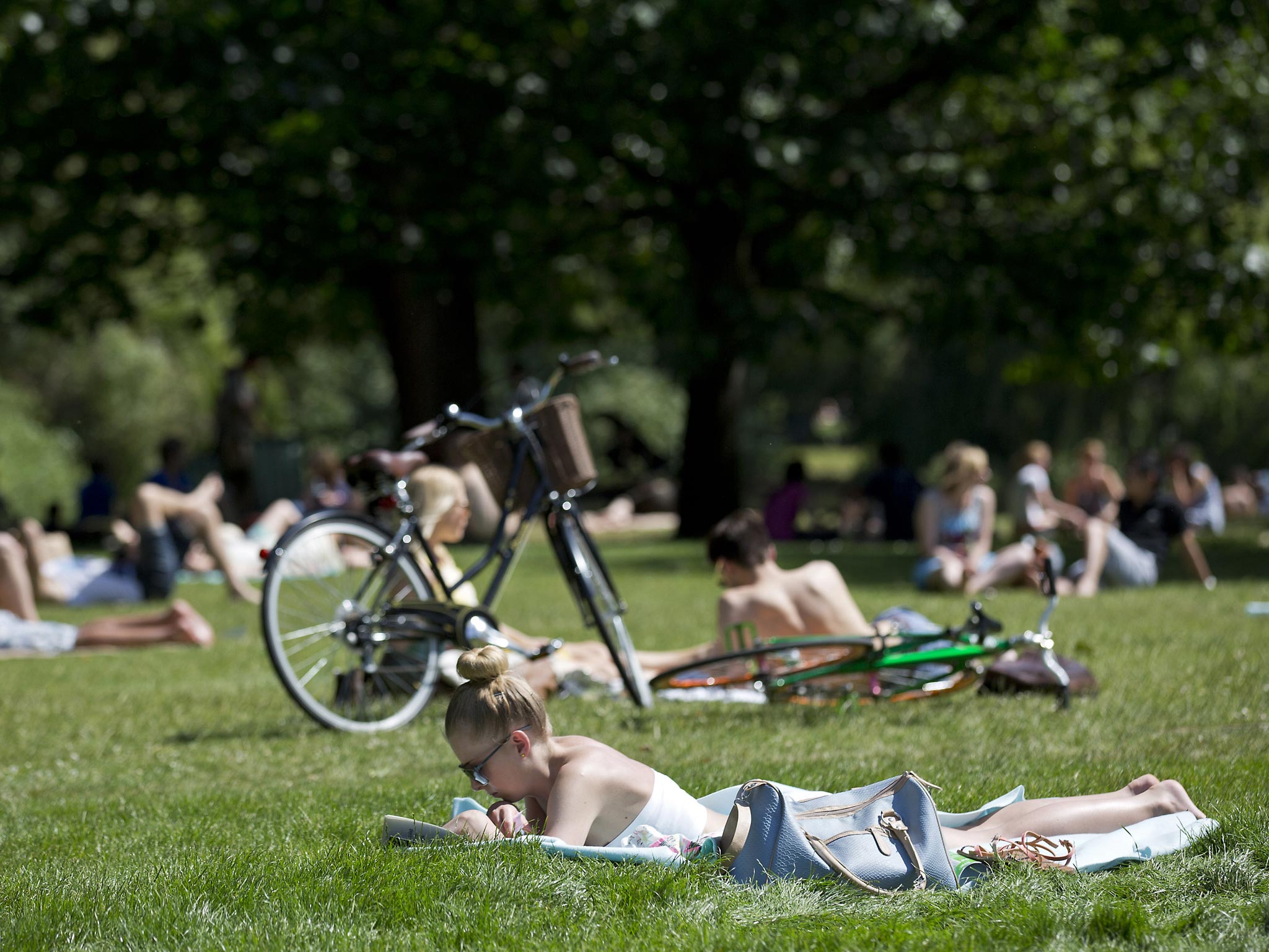 On the weekend that sees both the Wimbledon finals and the Henley Regatta, temperatures could reach 29C (84F) in London