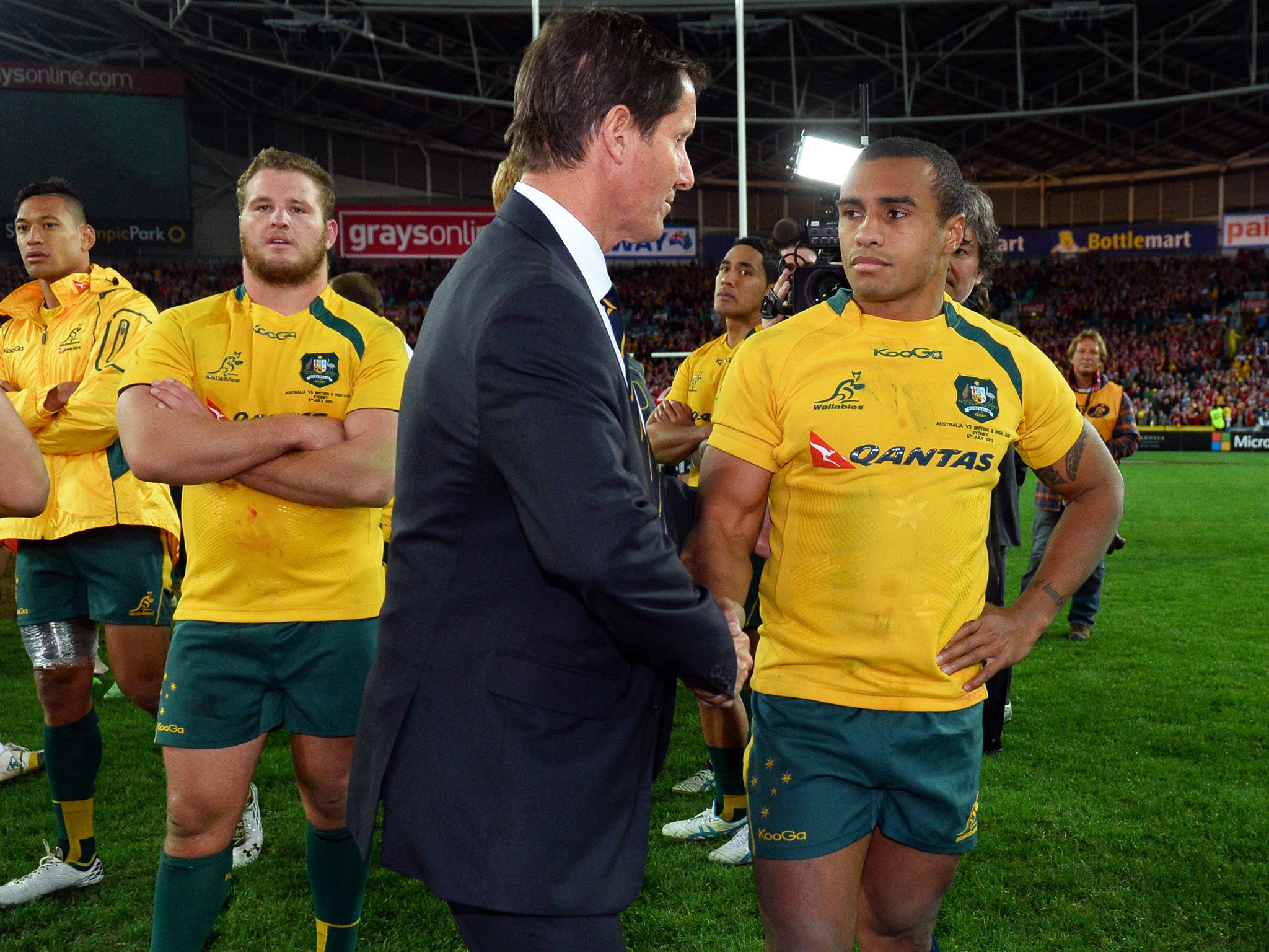 Robbie Deans speaks to his players after defeat