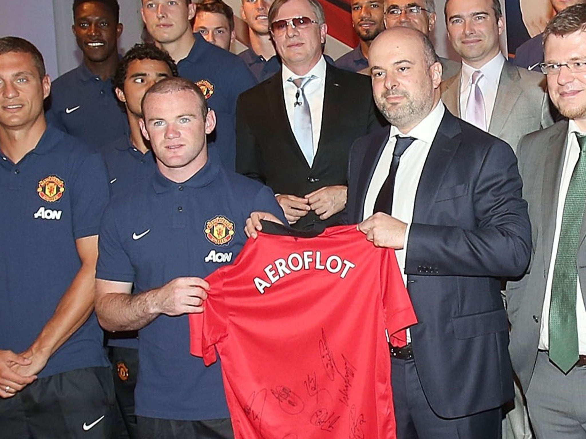 Wayne Rooney with representatives of Aeroflot