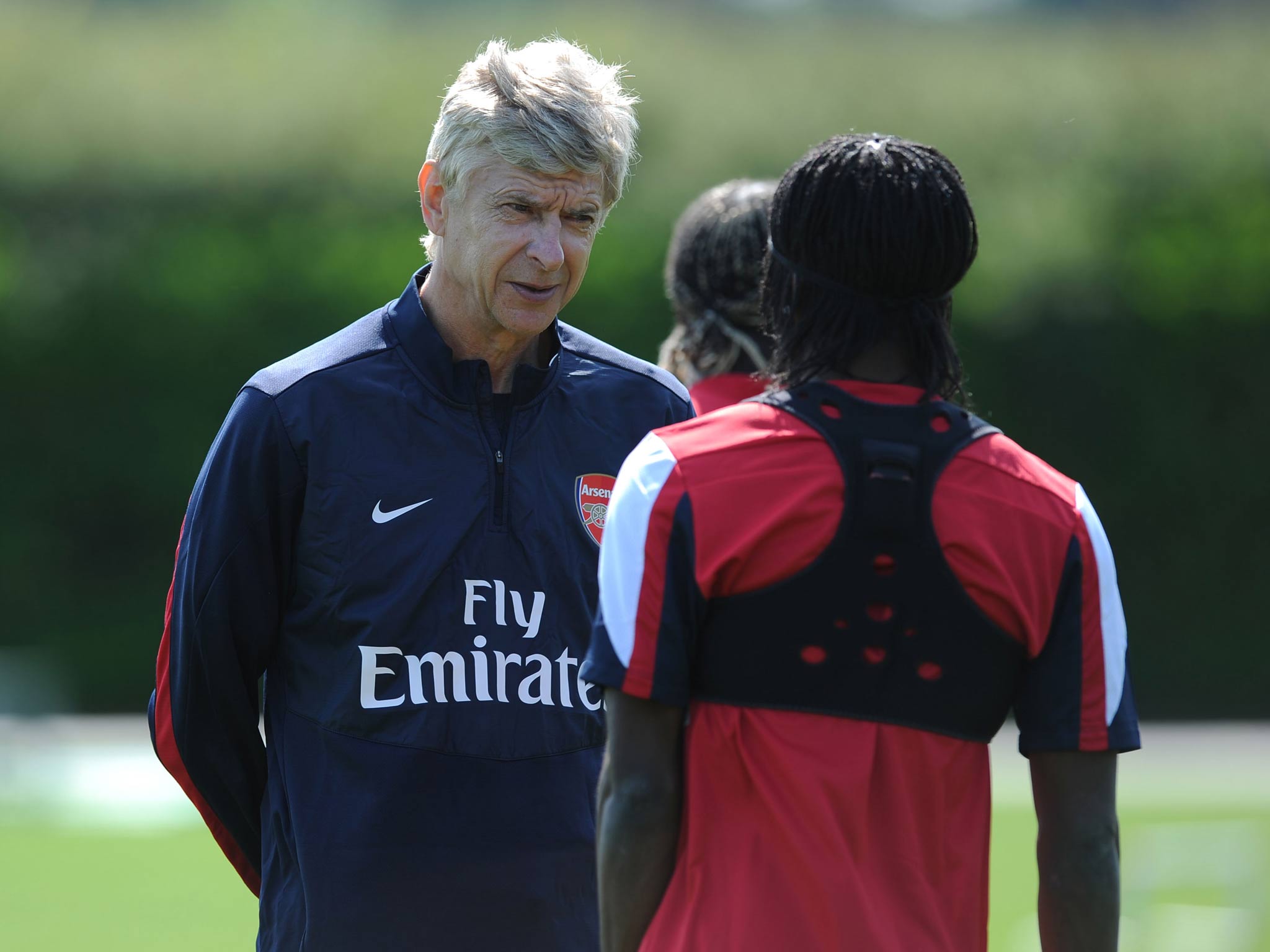 Arsene Wenger talks to Gervinho