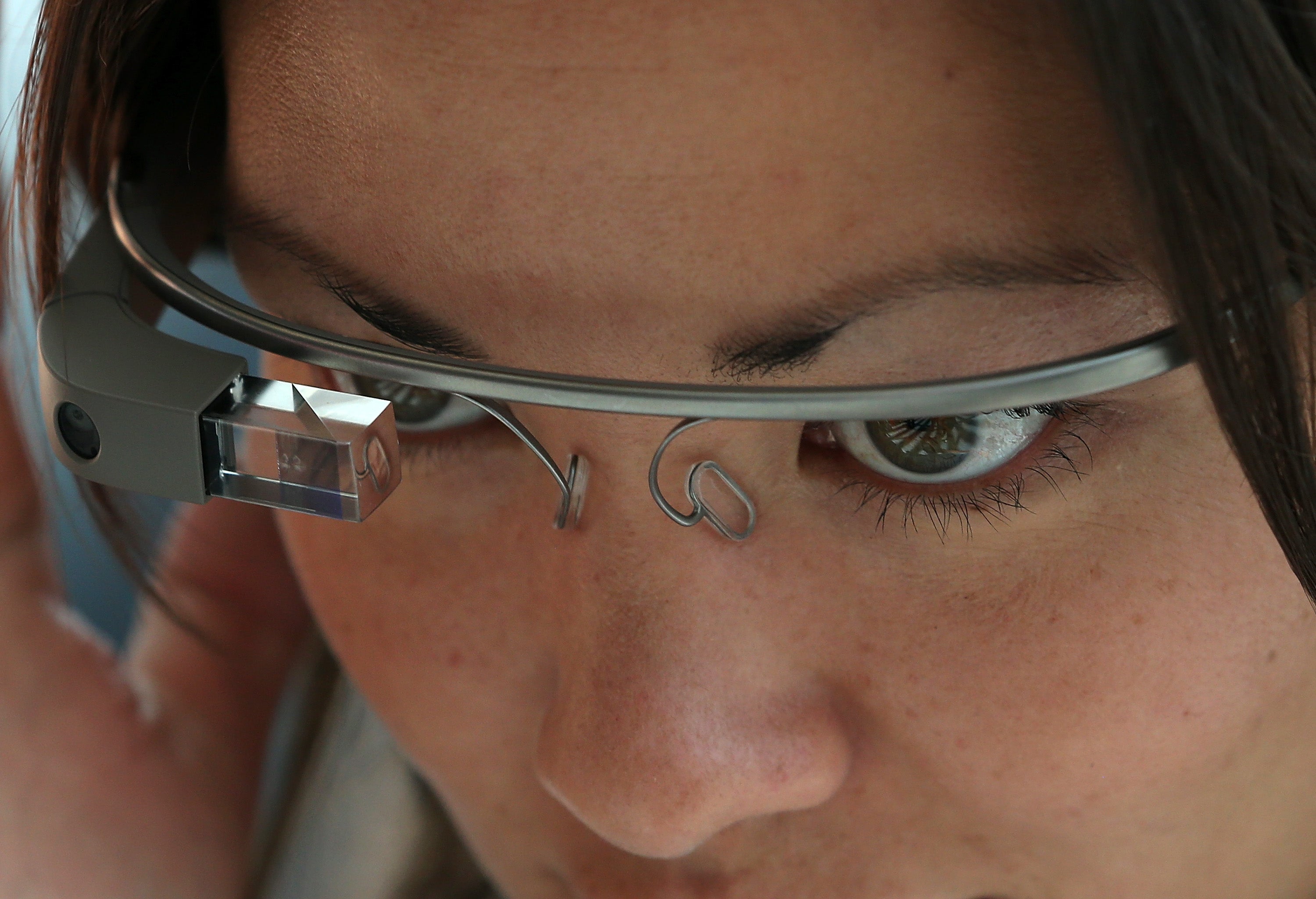 An attendee tries Google Glass during the Google I/O developer conference on May 17, 2013 (Photo by Justin Sullivan/Getty Images)