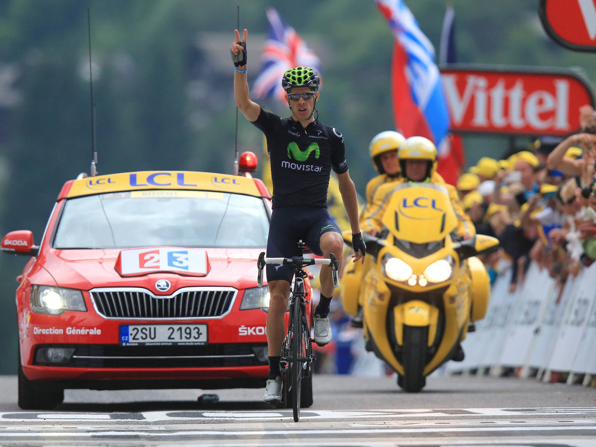 Rui Costa celebrates his victory on stage 19