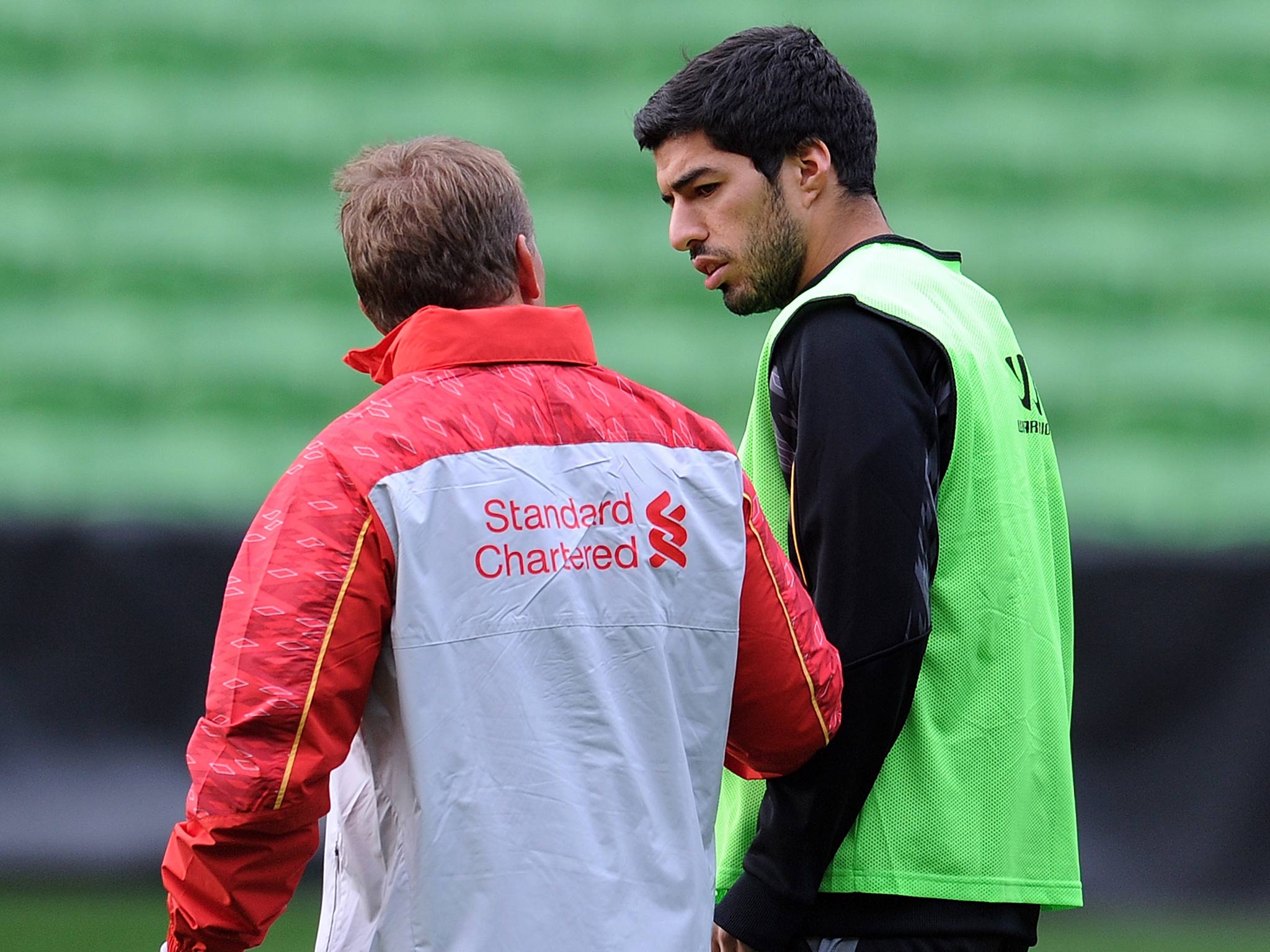 Suarez talks with Brendan Rodgers in Melbourne