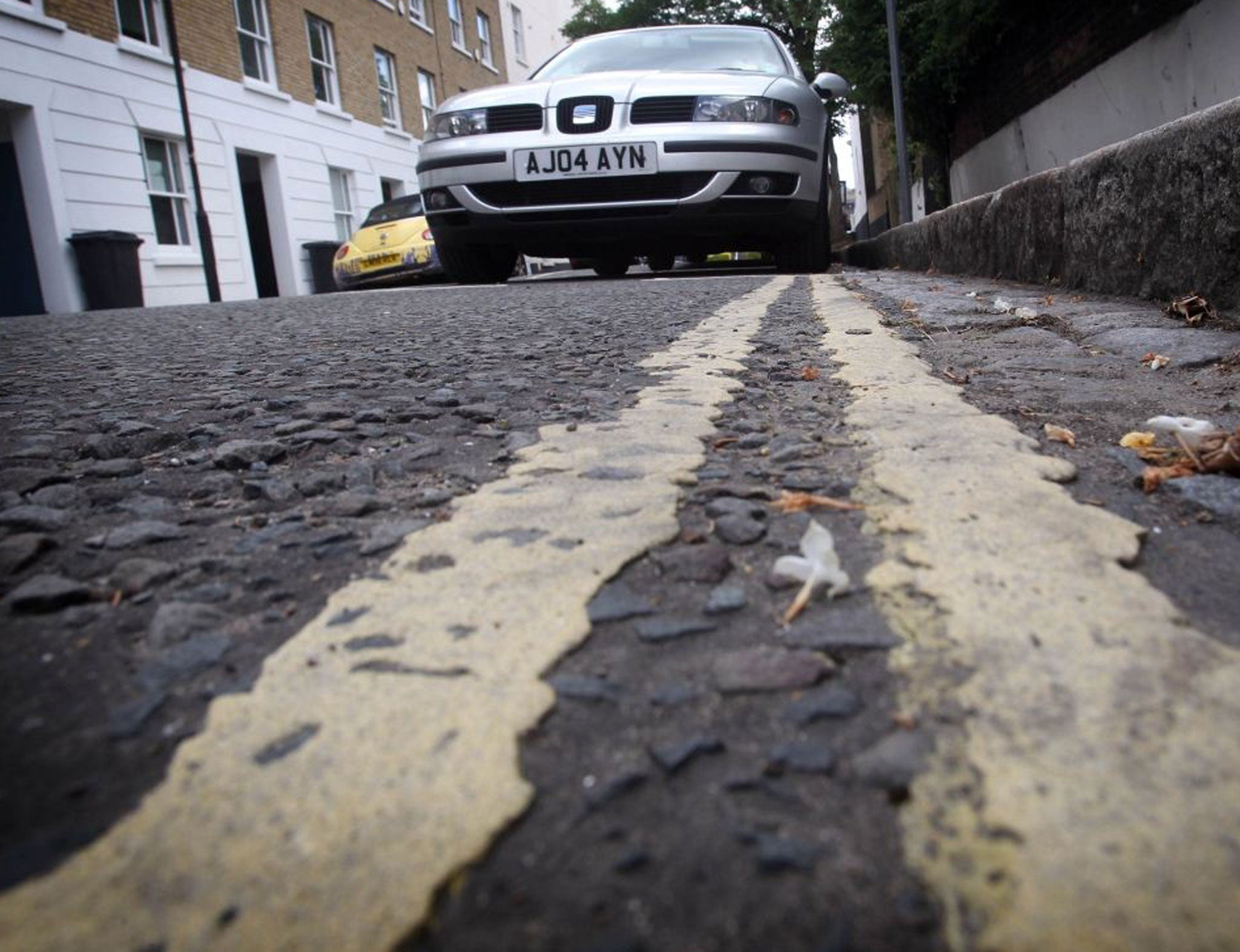 Plans are afoot to grant motorists a 15-minute grace window allowing them to park on double yellow lines