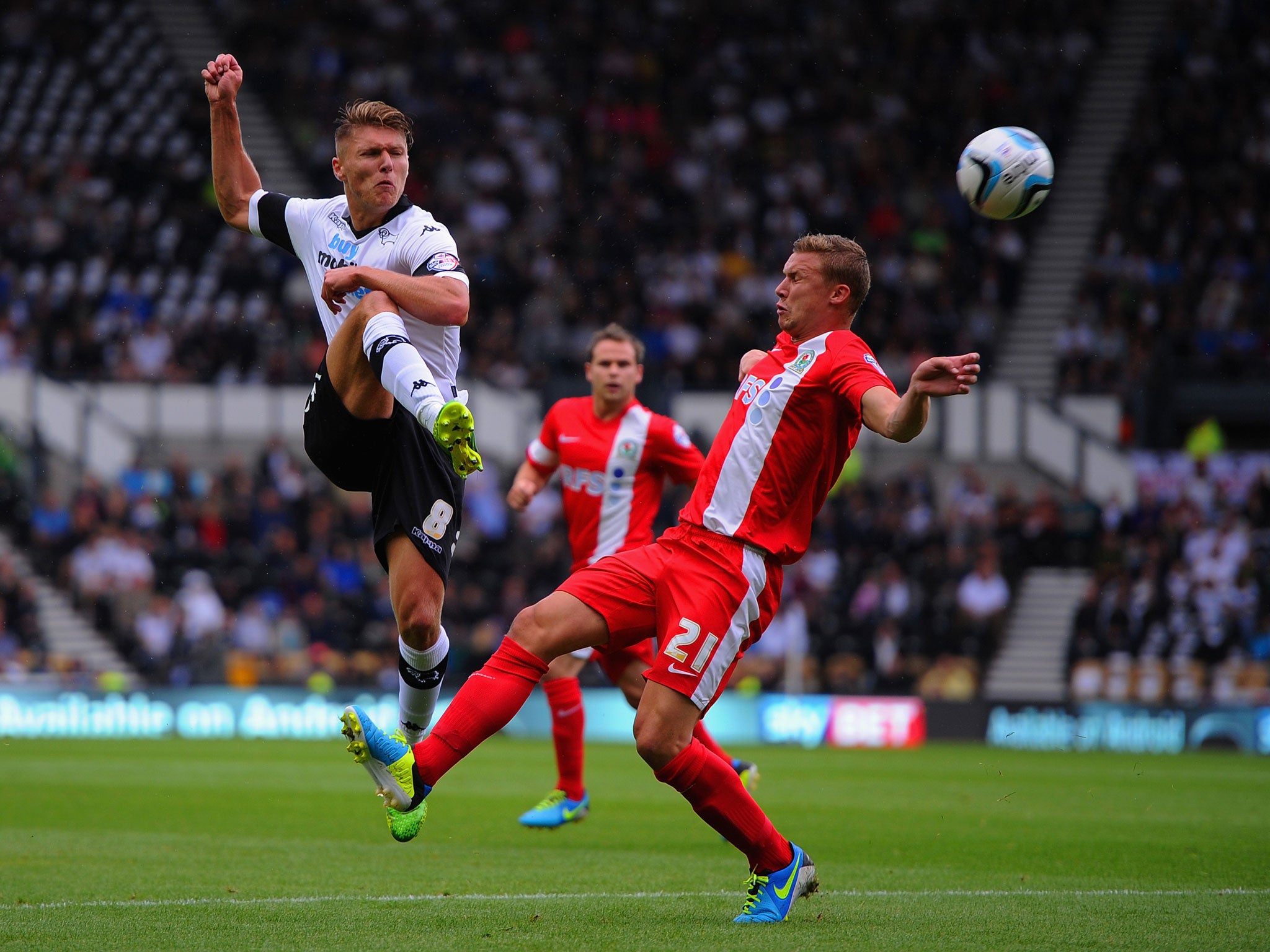 Jeff Hendrick of Derby battles Alex Marrow of Blackburn