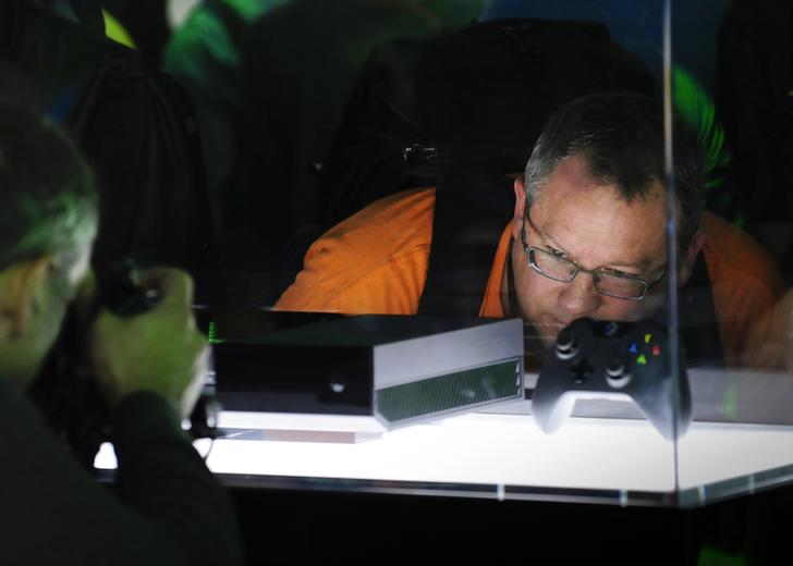 Gamer Robert Jitters takes a closer look at the Xbox One during E3 in Los Angeles, California June 11, 2013. REUTERS/Gus Ruelas