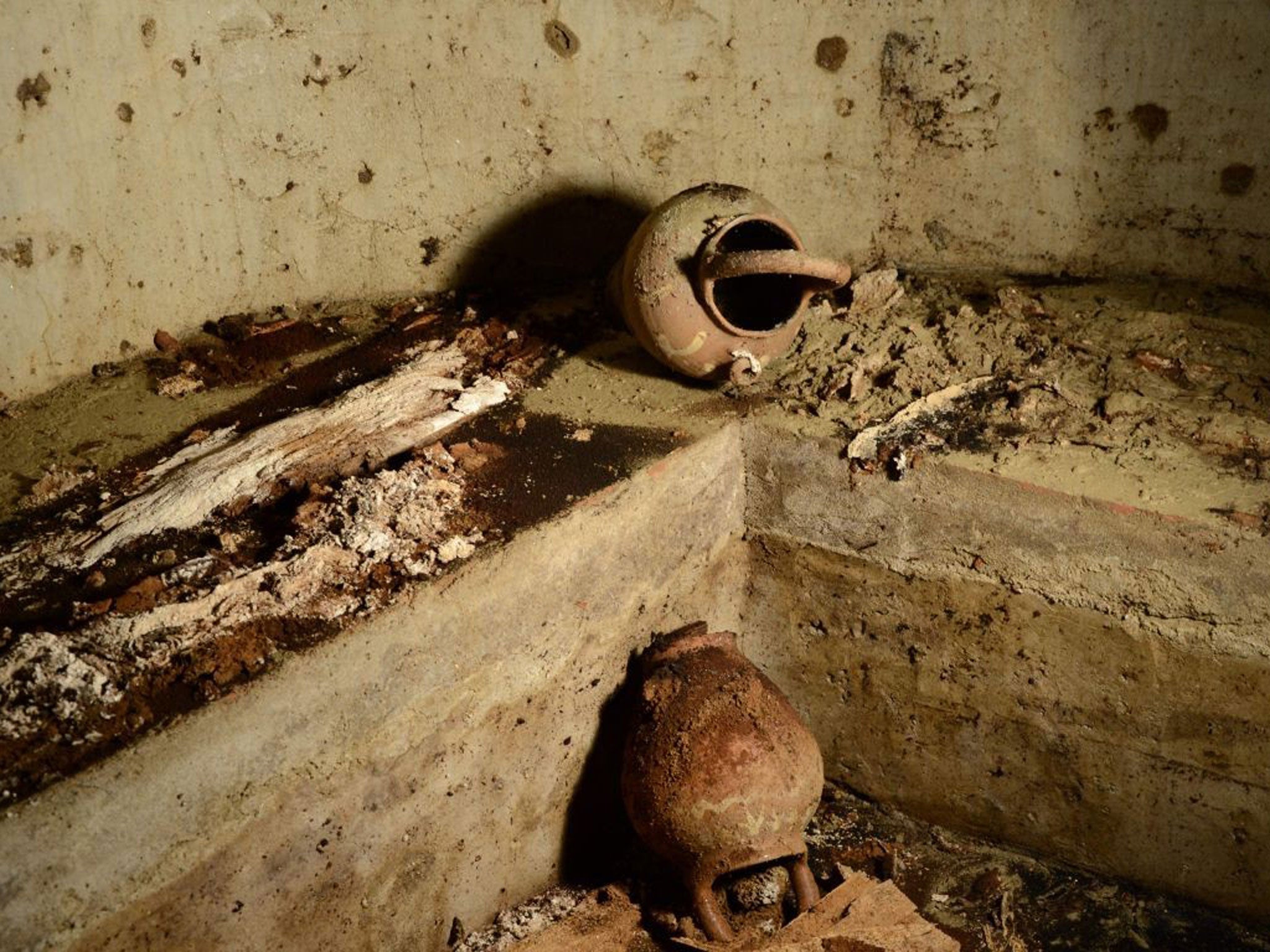 Vases and human bones lie in the family grave of Lisa Gherardini, in Florenceís Santissima Annunziata basilica
