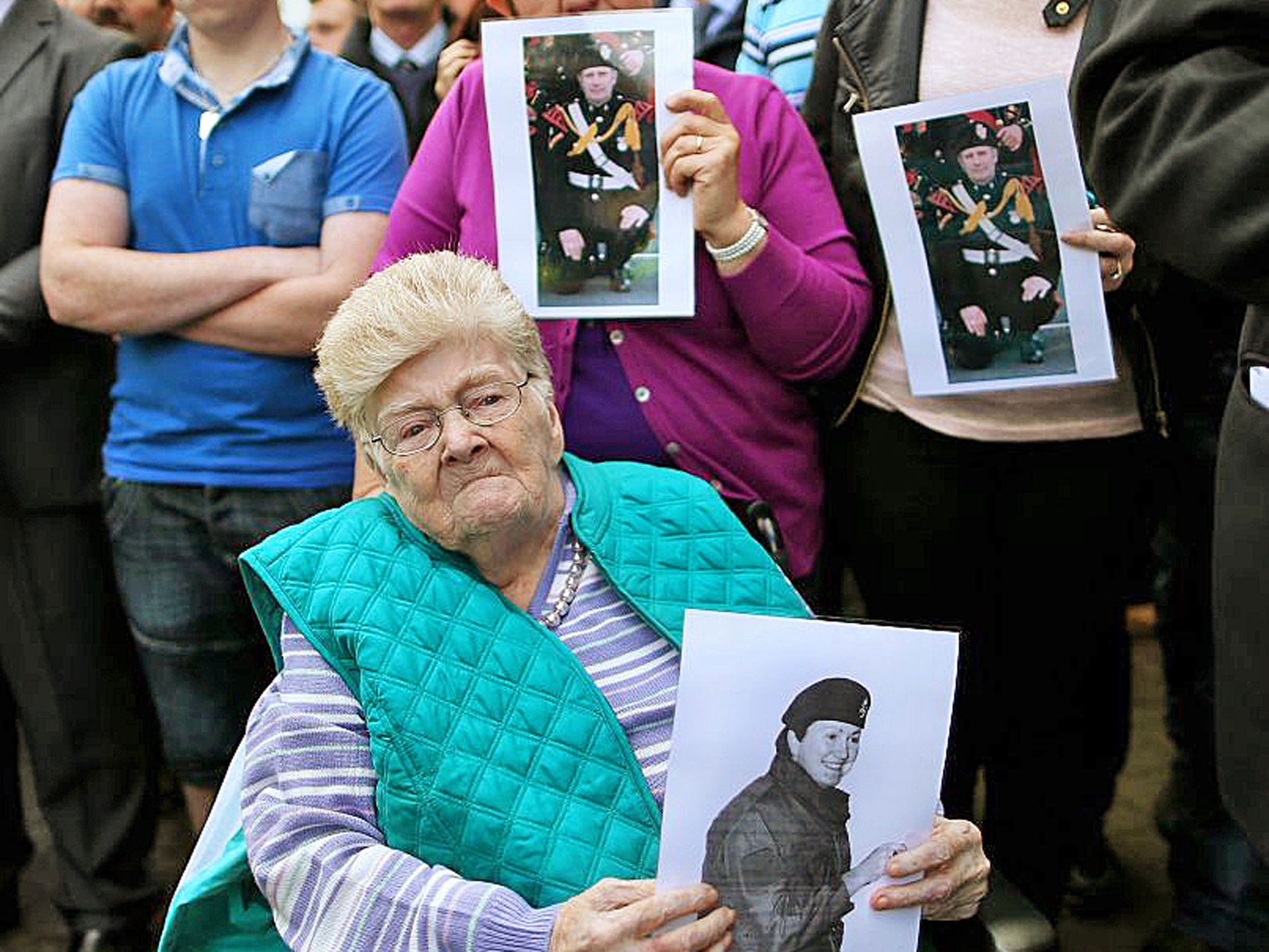 Loyalist protesters show pictures of IRA victims