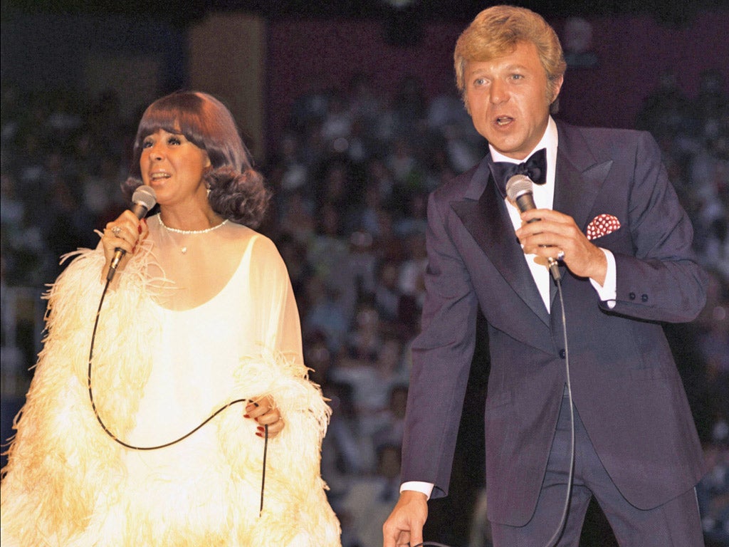 Eydie Gorme and husband Steve Lawrence performing together in 1974