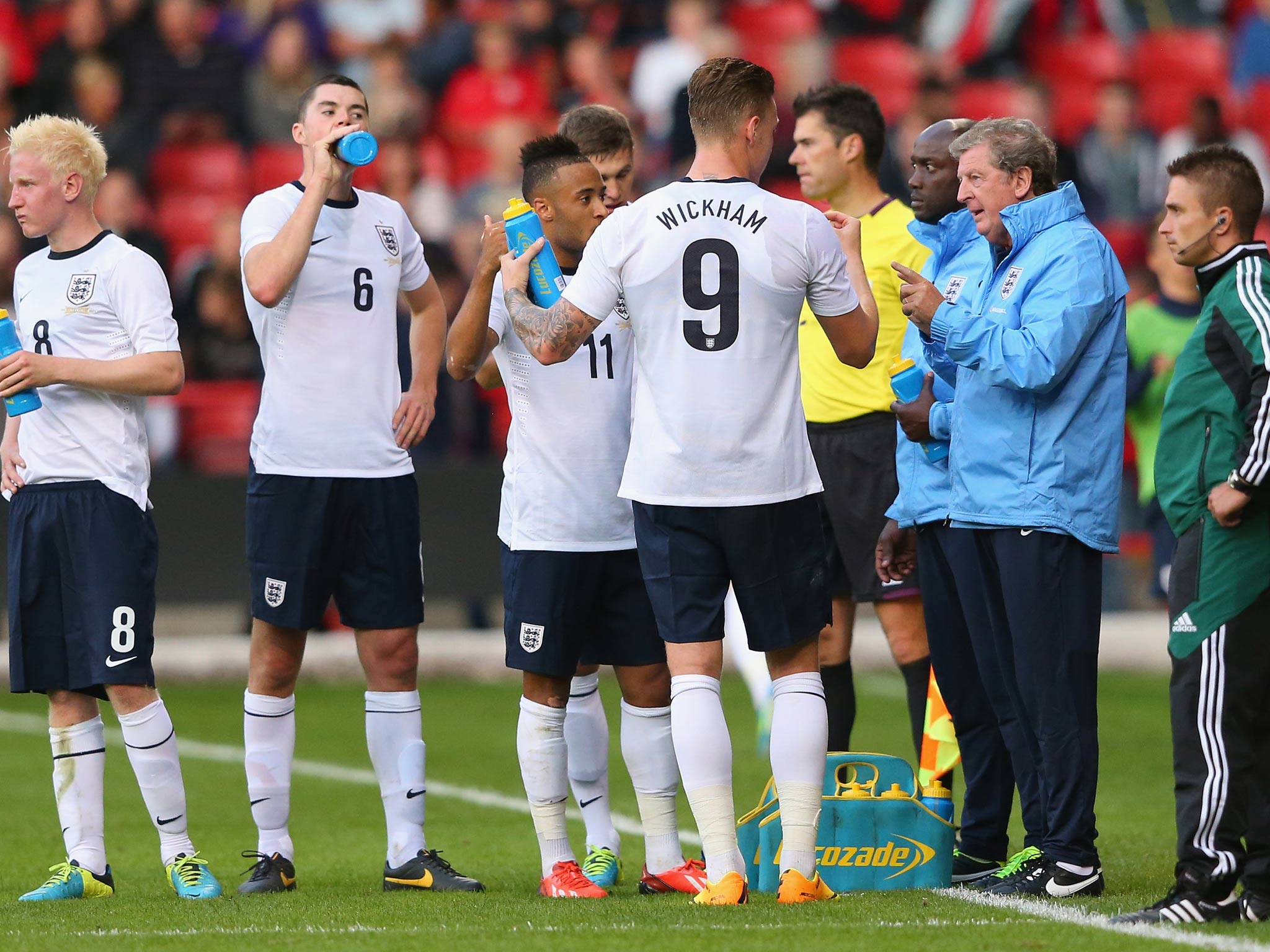 Roy Hodgson talks to the Under 21s