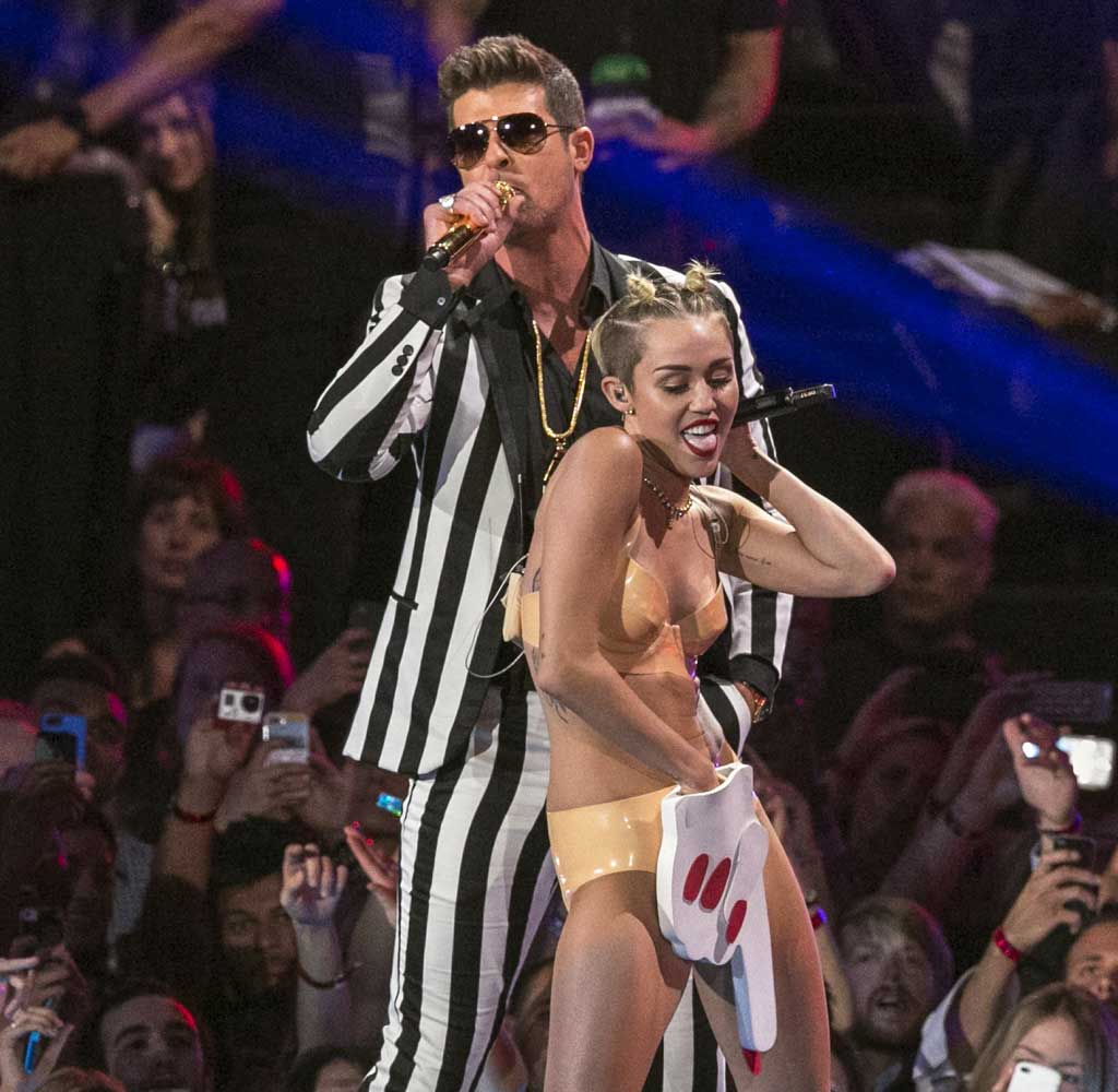 Miley Cyrus and Robin Thicke perform 'Blurred Lines'