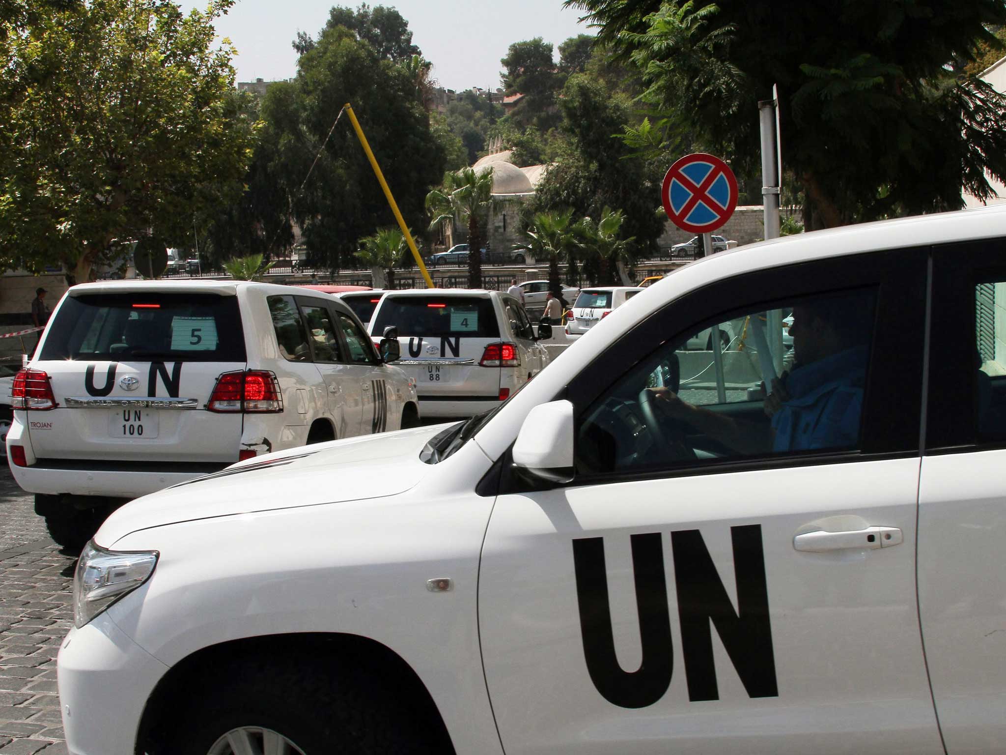 The convoy of UN inspectors is seen leaving the Four Seasons hotel in Damascus