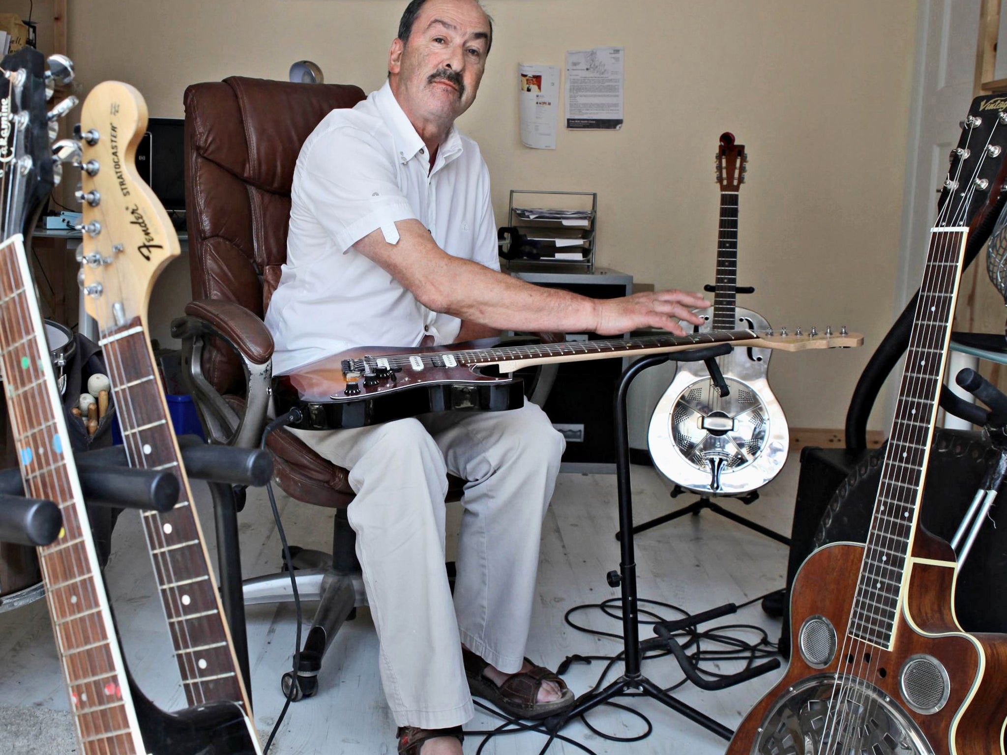 Ian Campbell now plays his guitar with one hand