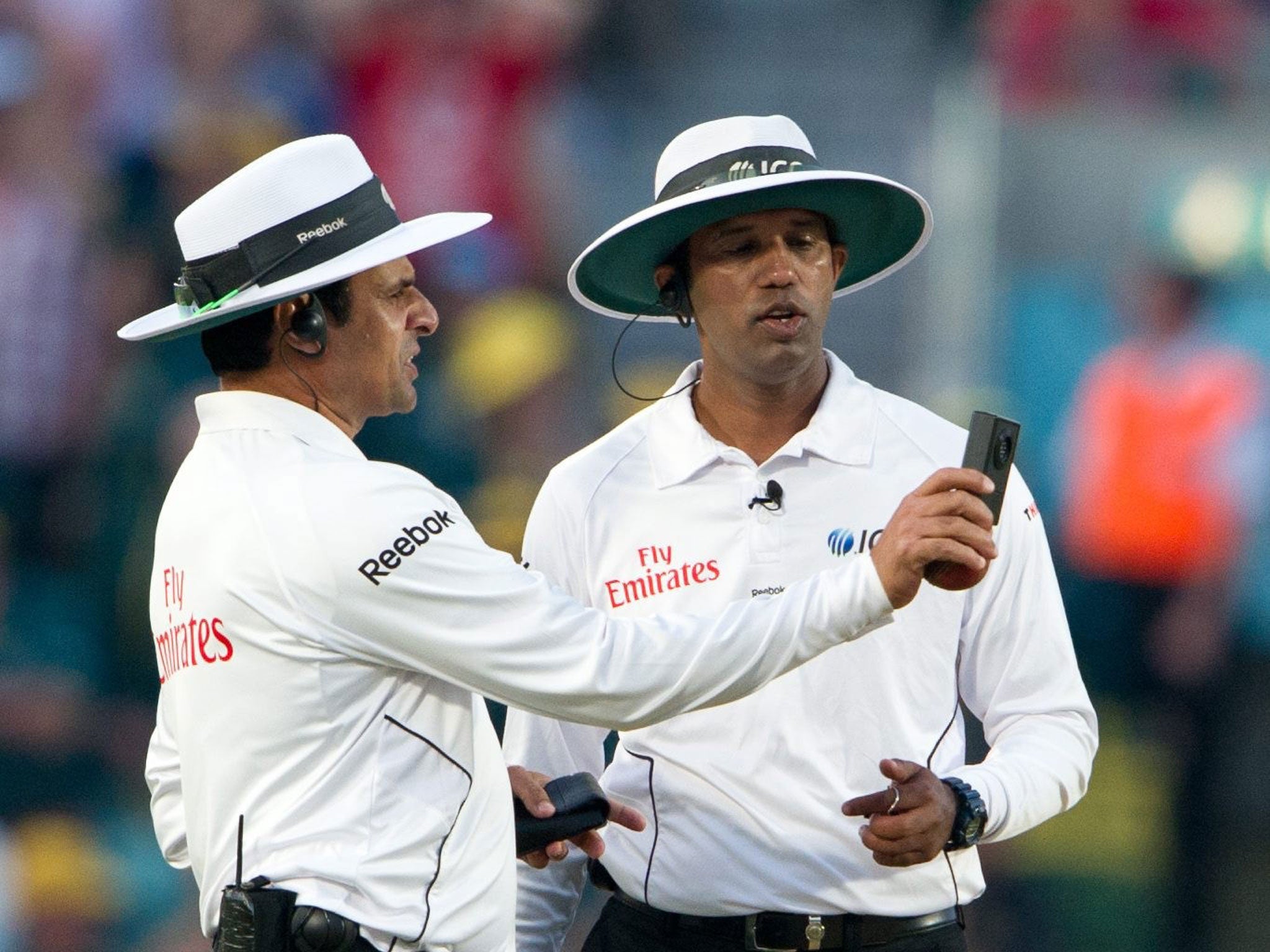 Aleem Dar (right) and Kumar Dharmasena debate the light at The Oval