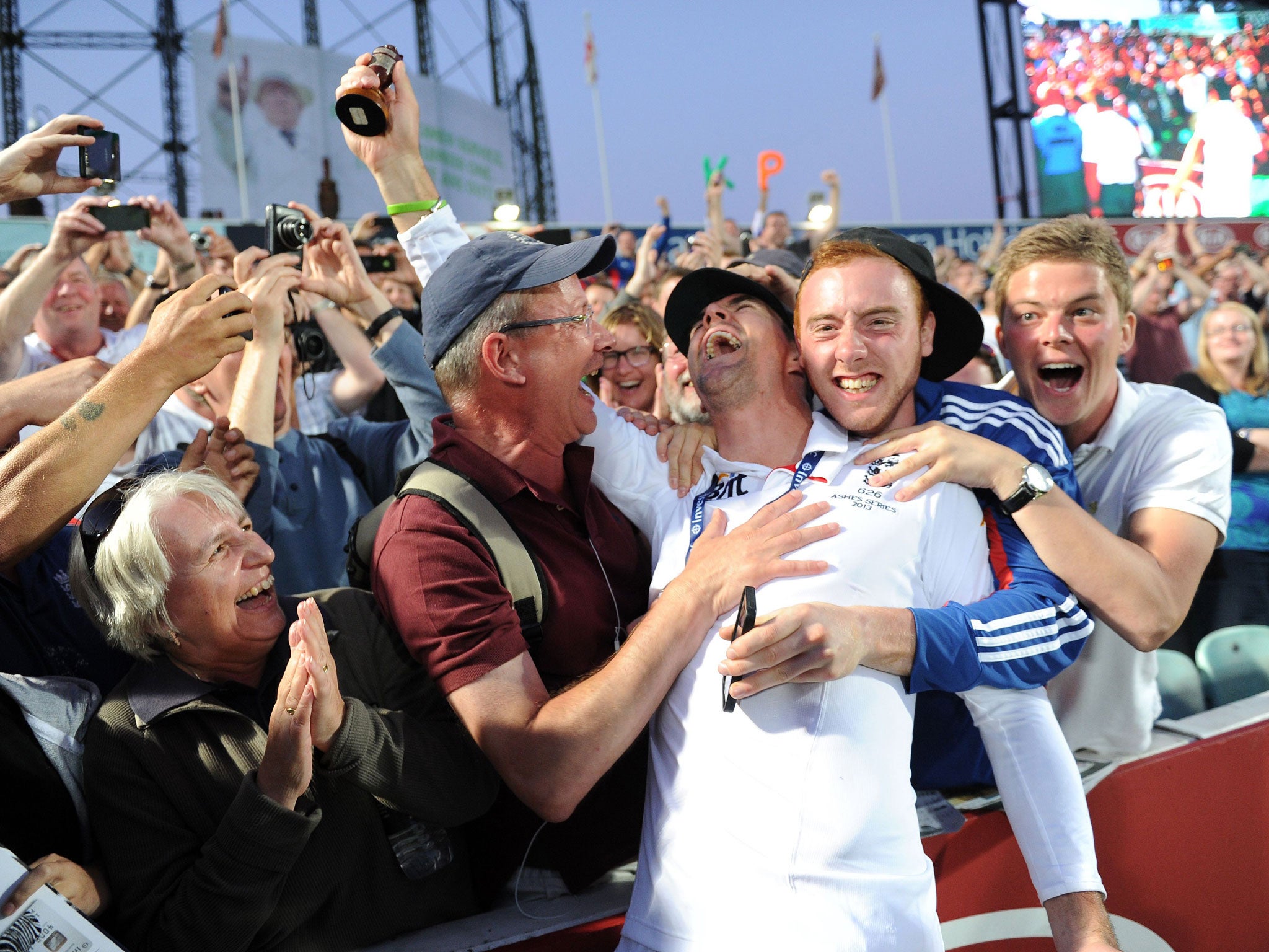 Kevin Pietersen celebrates with The Oval crowd