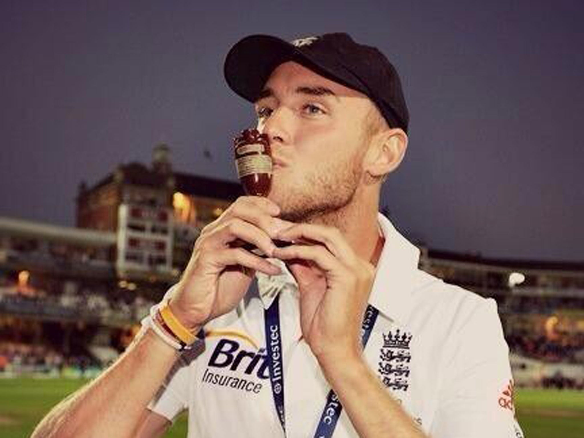 Stuart Broad kisses the urn