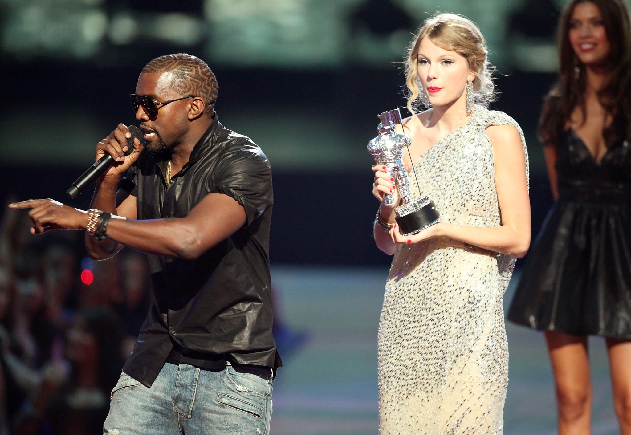 Kanye West interrupts Taylor Swift's acceptance speech in 2009