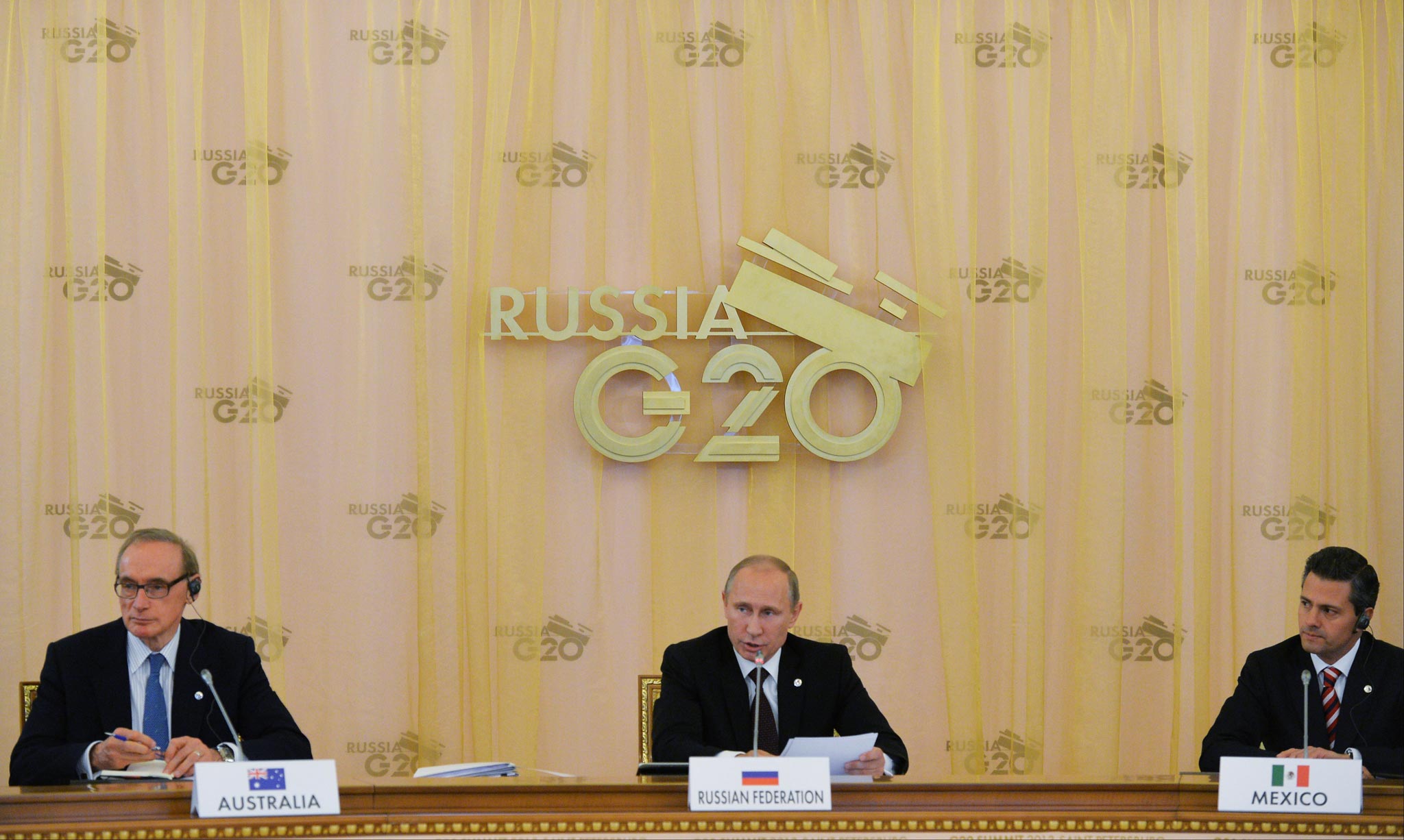 Australia's Minister of Foreign Affairs Bob Carr seems distracted as Russian President Vladimir Putin speaks