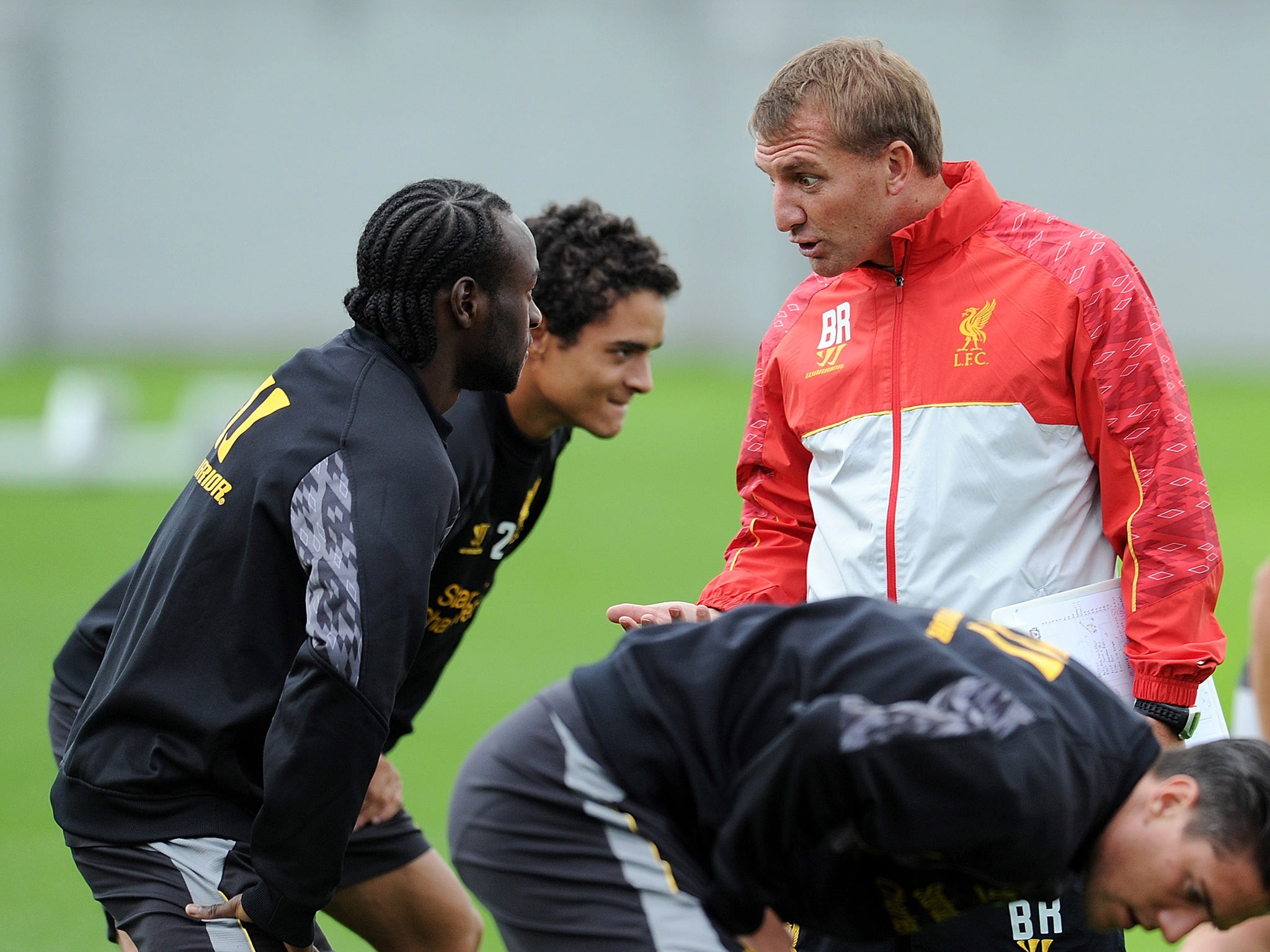 Brendan Rodgers talks with Victor Moses