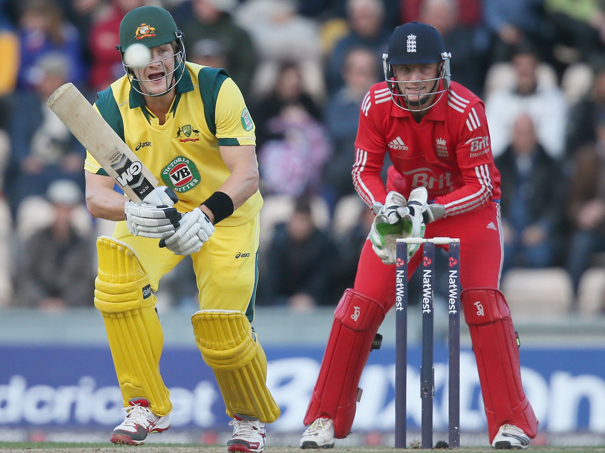 Shane Watson sets off for a quick single on his way to 143