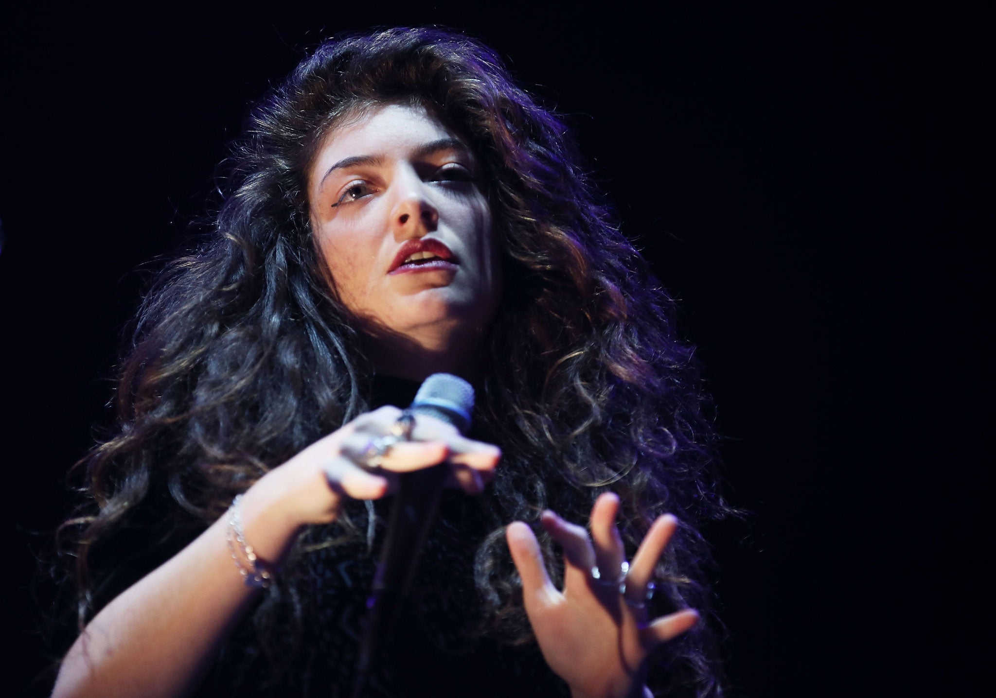 Kiwi pop star Lorde channels Kate Bush on-stage