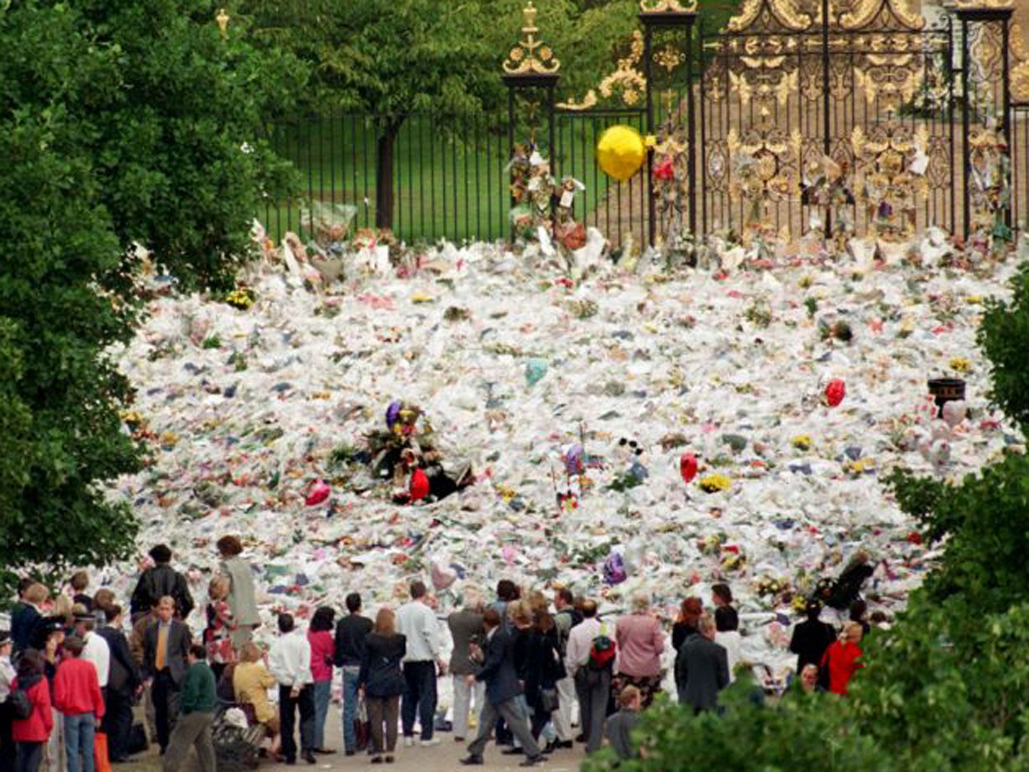 September 1997 in front of Kensington Palace, as people gather to lay flowers on the eve of Princess Diana's funeral