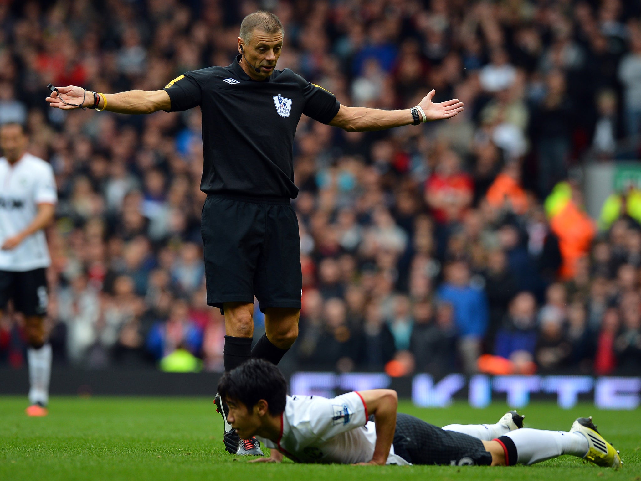 Mark Halsey gestures at Shinji Kagawa