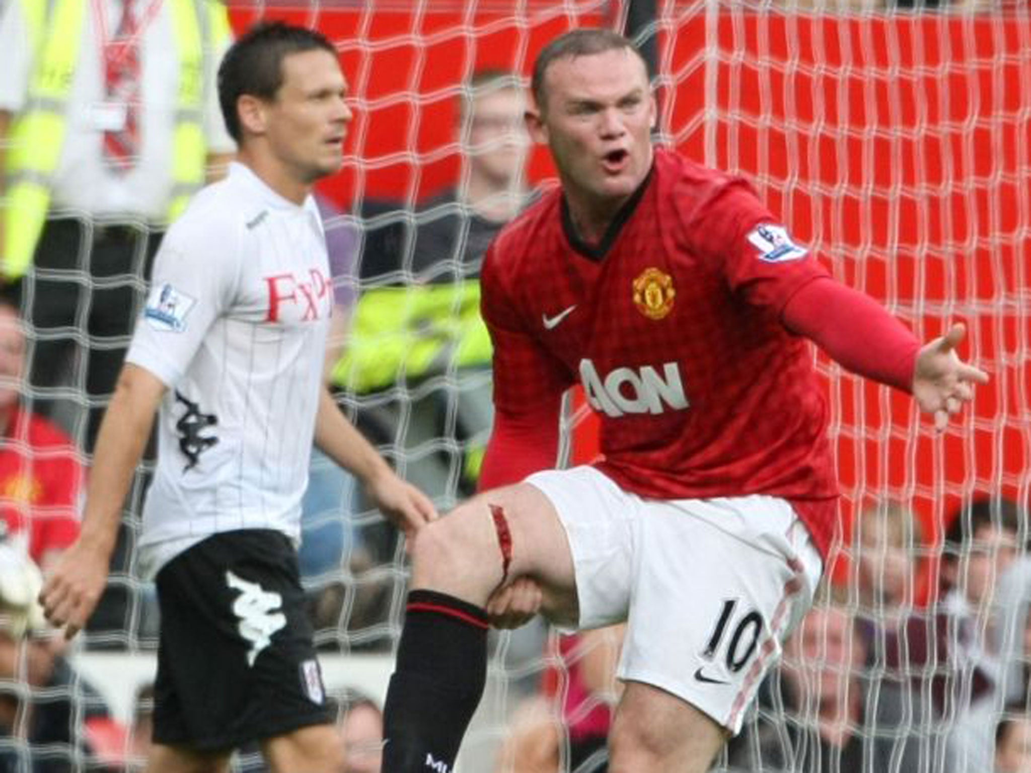 Wayne Rooney suffers an horrific injury against Fulham