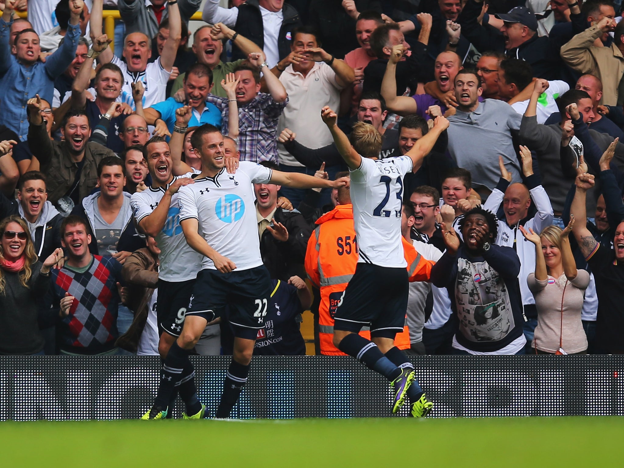 Gylfi Sigurdsson celebrates scoring against Chelsea