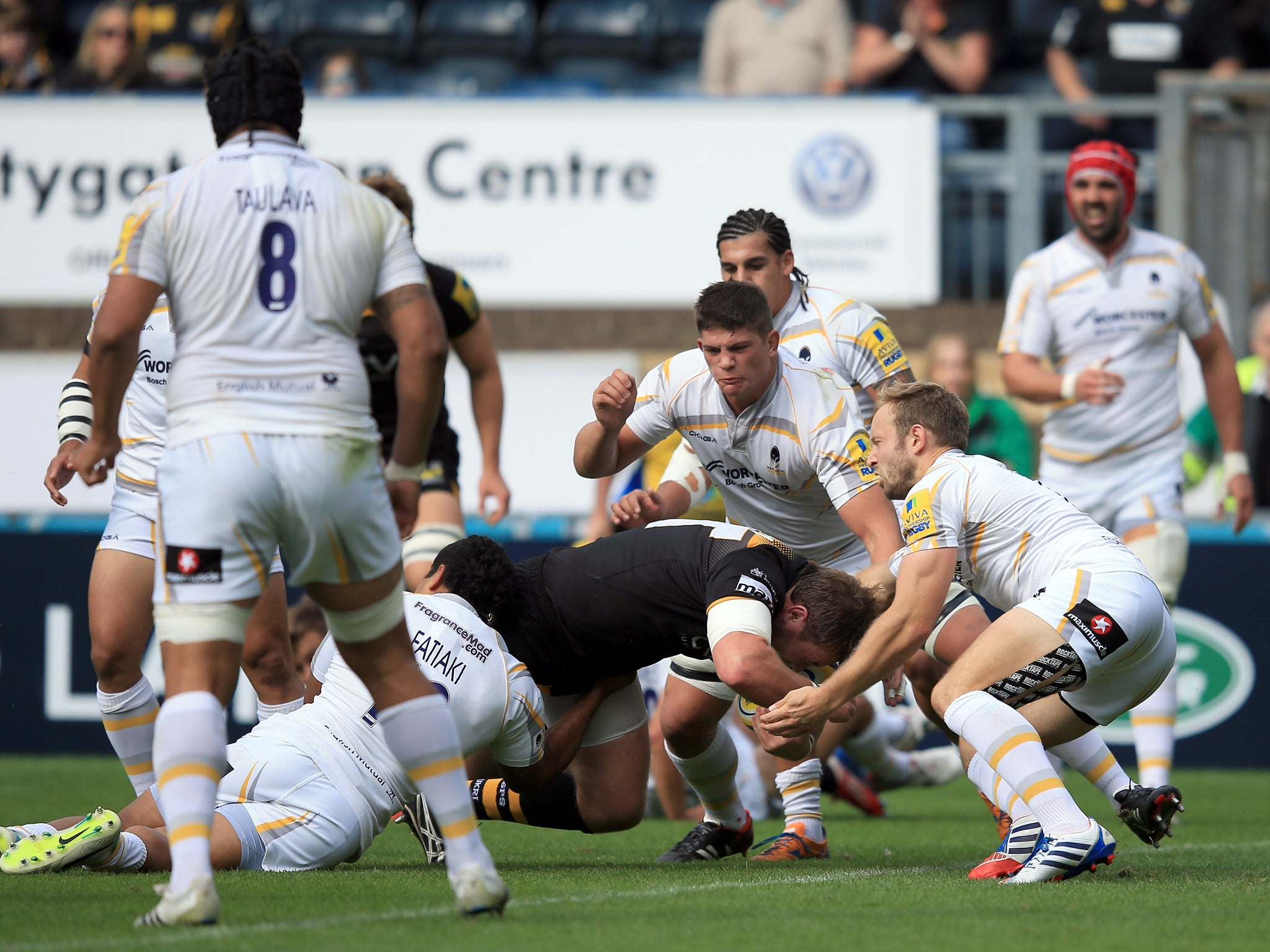 Matt Mullen of Wasps dives over for his sides opening try