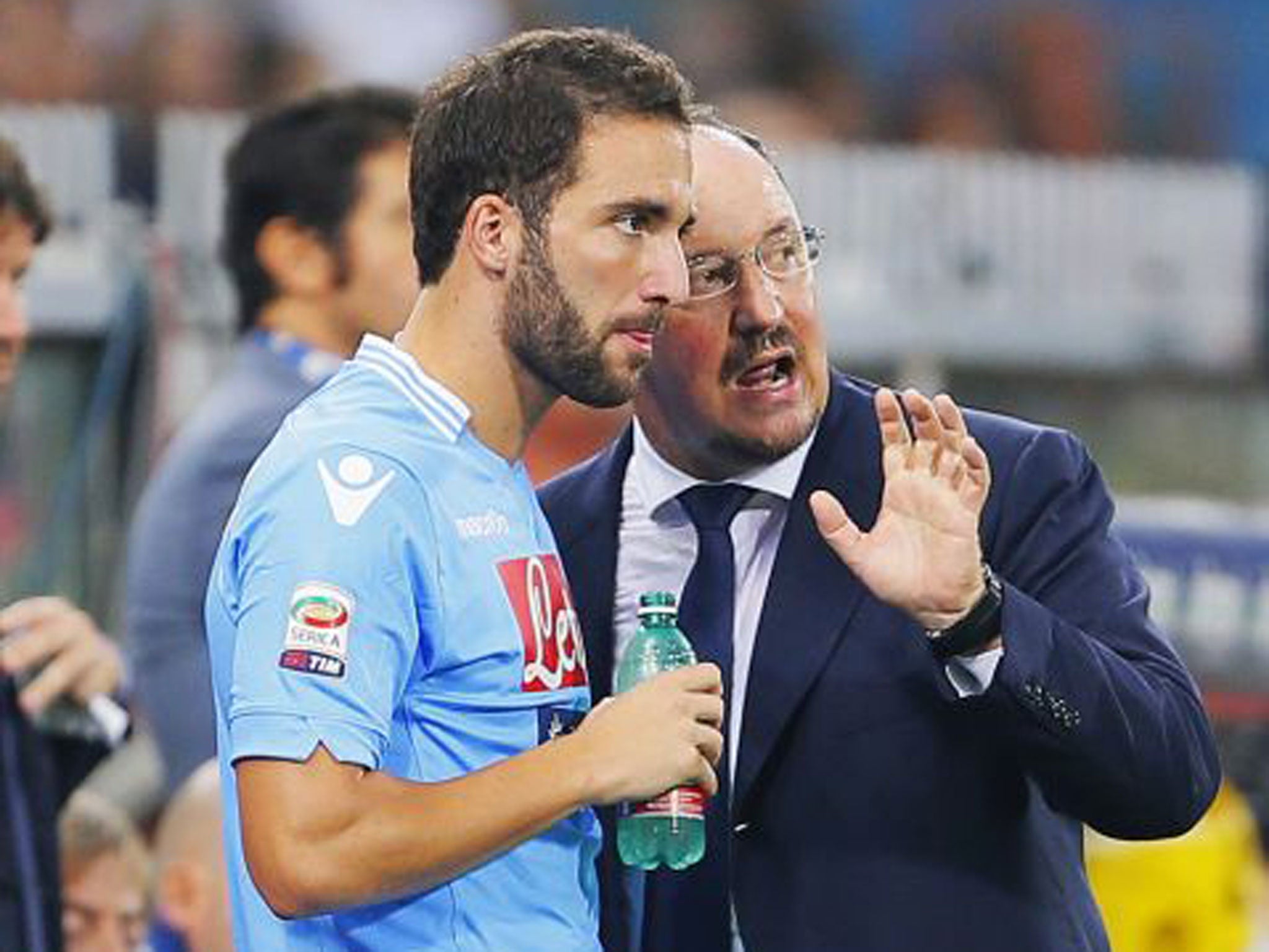 Gonzalo Higuain speaks with his manager at Napoli, Rafa Benitez