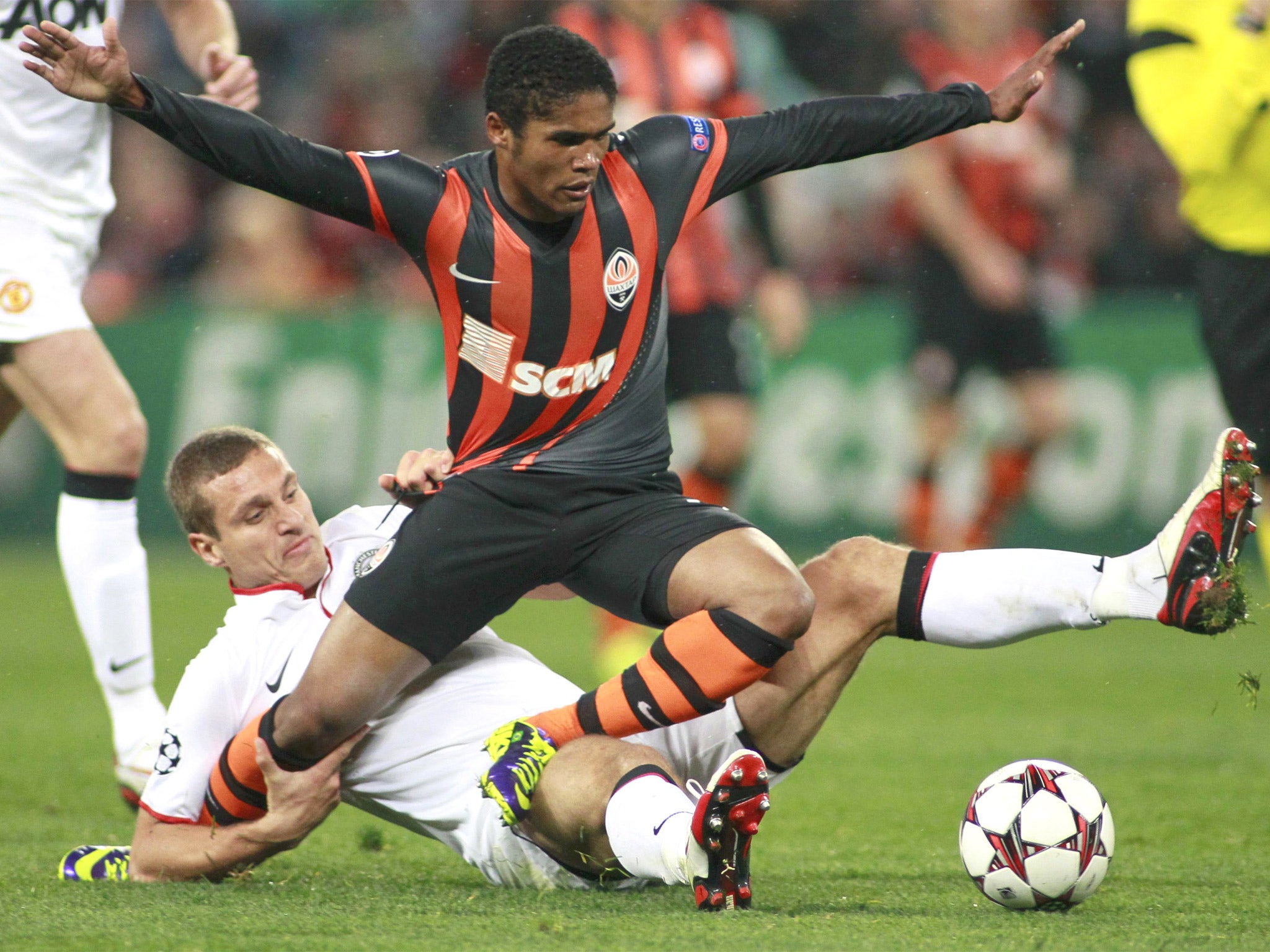 Nemanja Vidic tangles with Shakhtar’s Douglas