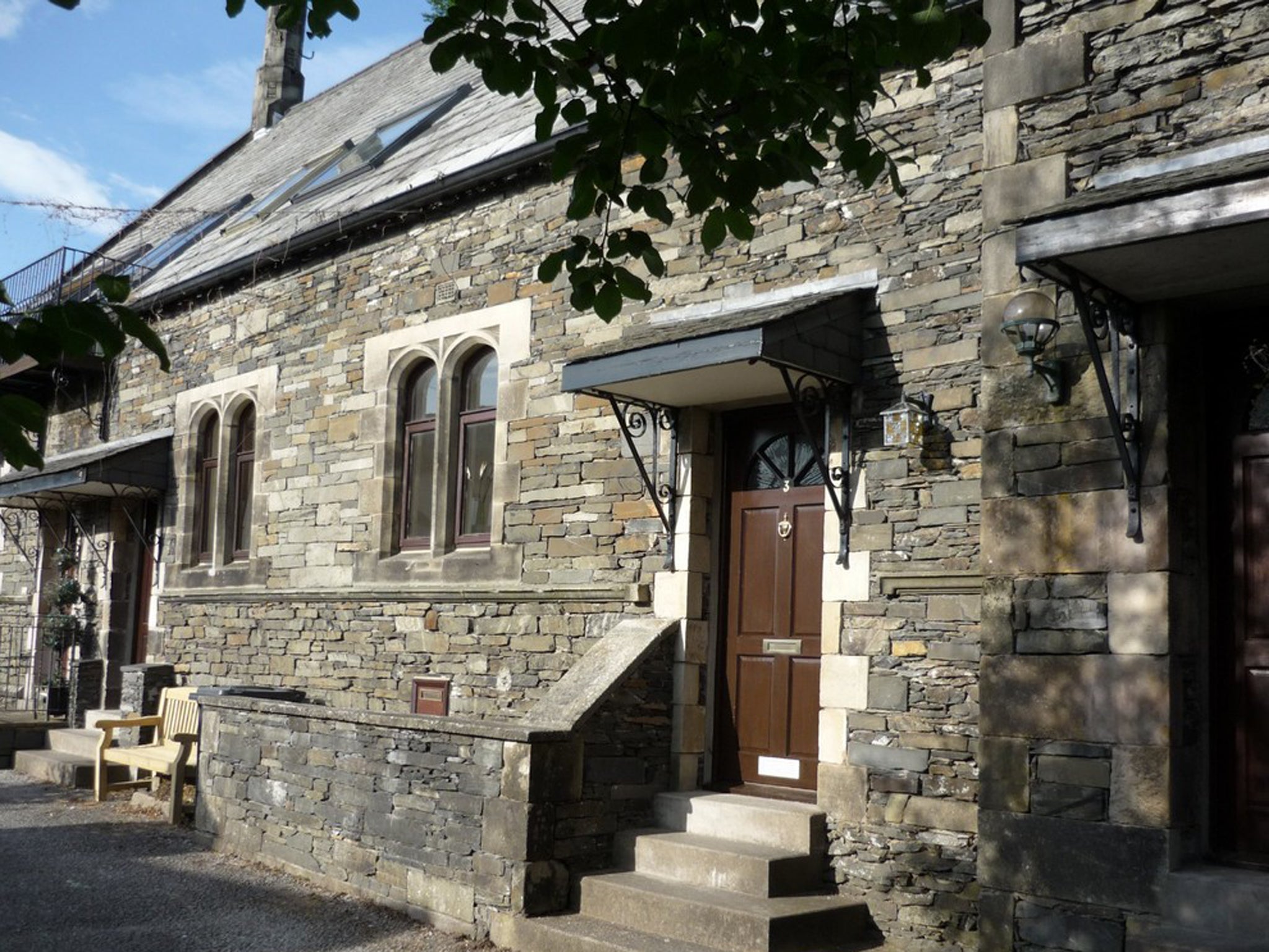 Originally an old schoolhouse (William Wordsworth laid the foundation stone), this 2 bedroom cottage at Wordsworth Court, Brantfell Road, Bowness-On-Windermere is for sale with Matthews Benjamin for £295,000