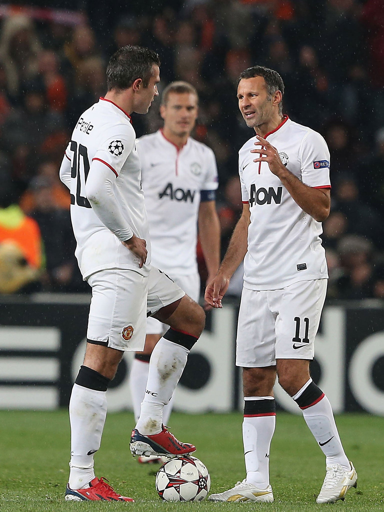 Ryan Giggs, right, talks tactics with Robin van Persie this week