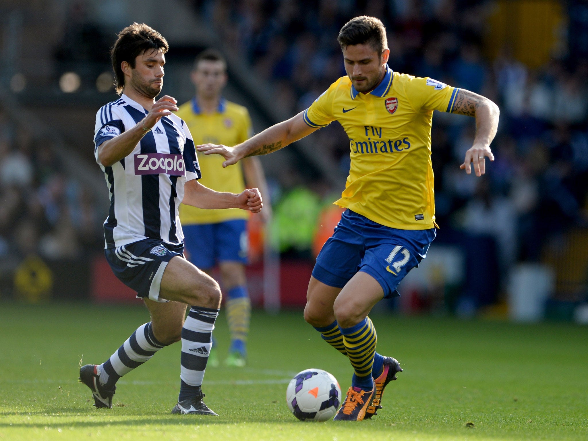 Claudio Yacob challenges Olivier Giroud for the ball