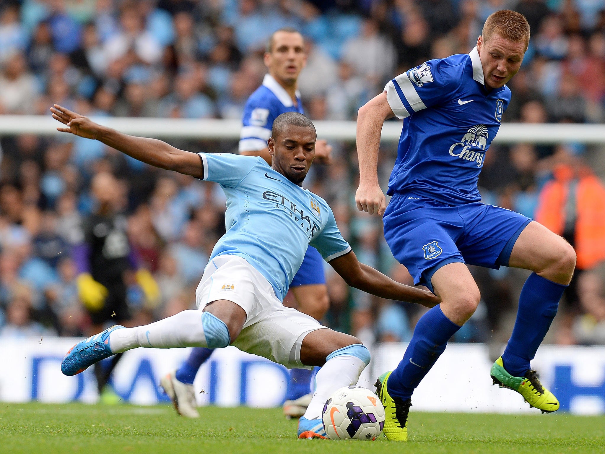 James McCarthy (R) vies with Manchester City's Brazilian midfielder Fernandinho