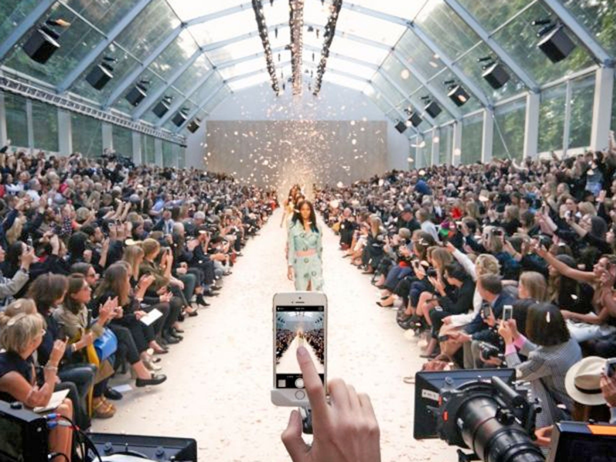 A 15-minute iPhone 5 video of Burberry’s Spring/Summer 2014 show earlier this month demonstrated the successful merger of
fashion and technology