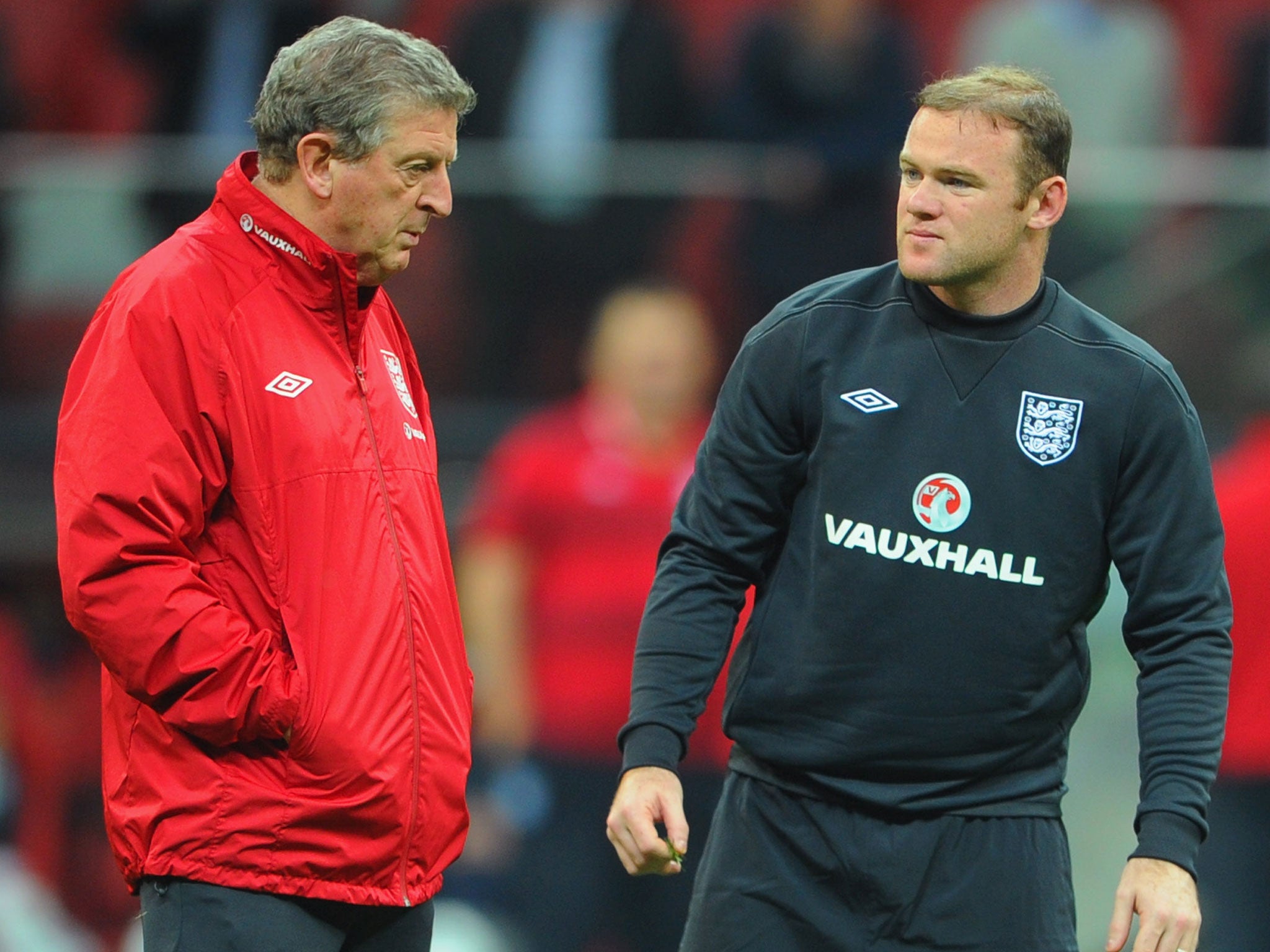 Roy Hodgson discusses tactics with Wayne Rooney