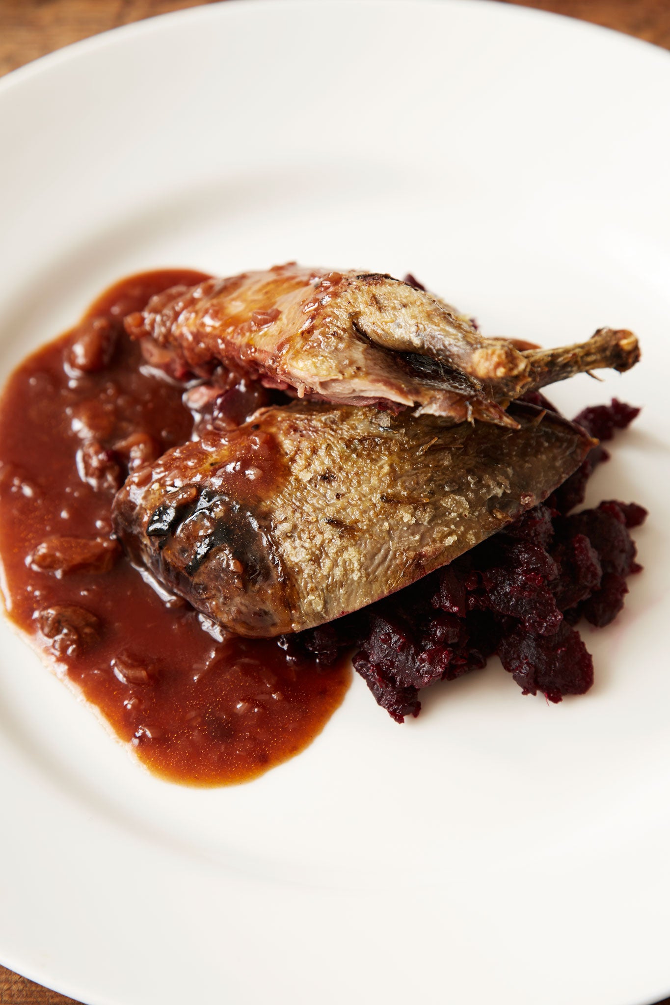 Roast woodpigeon with raisins and chocolate sauce