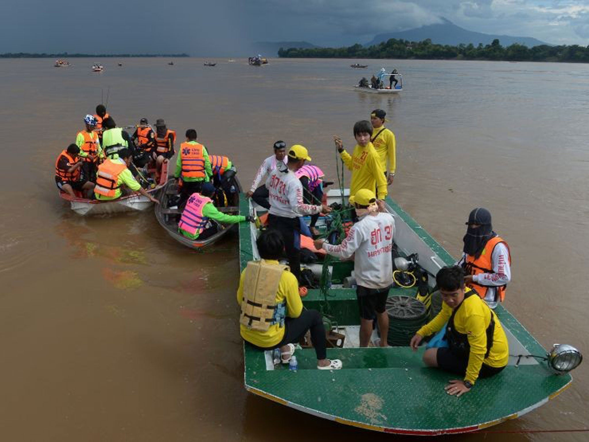 Thai rescuers prepare to search for passengers' bodies