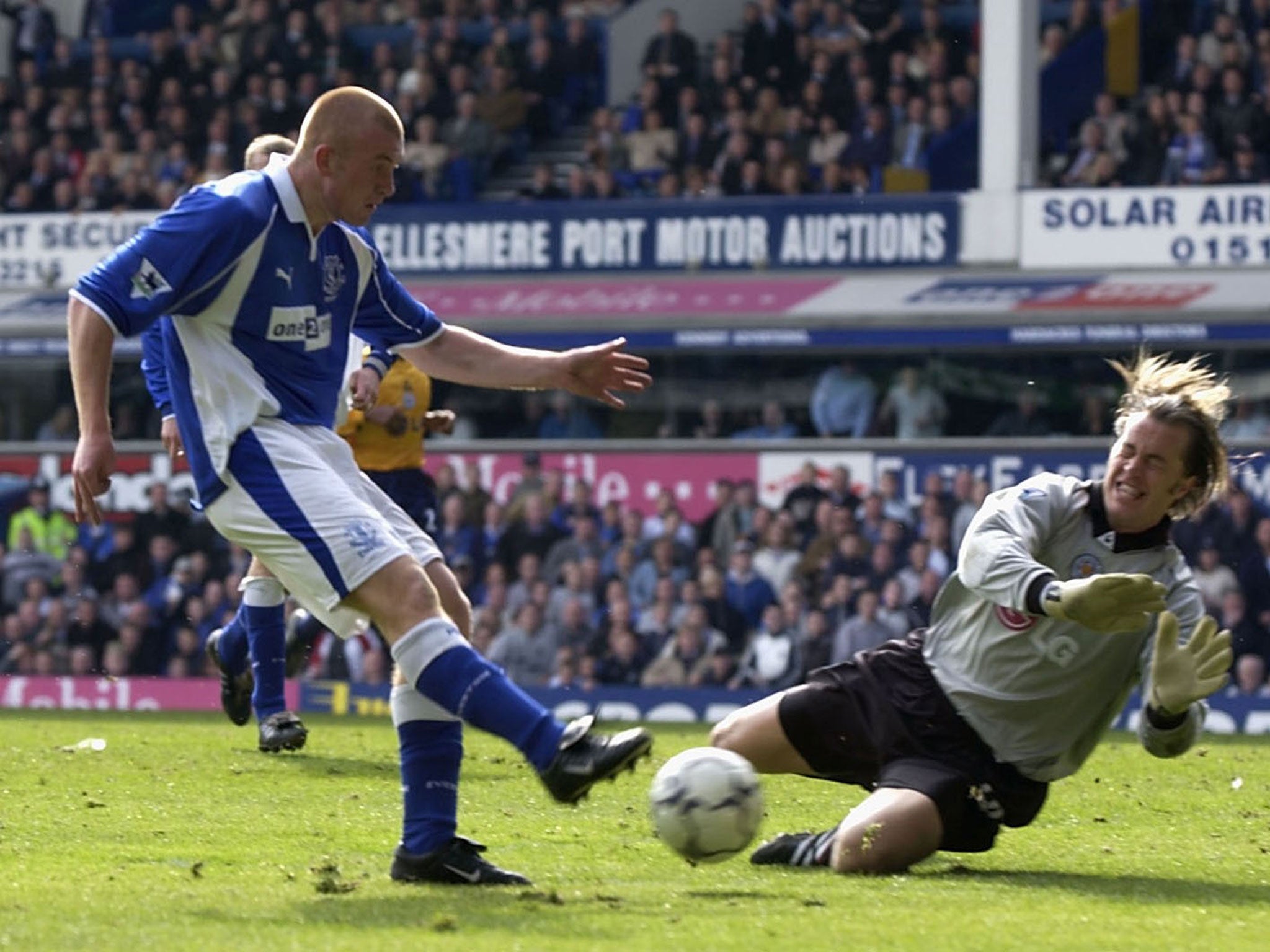 Ian Walker saving from Everton's Nick Chadwick while playing for Leicester